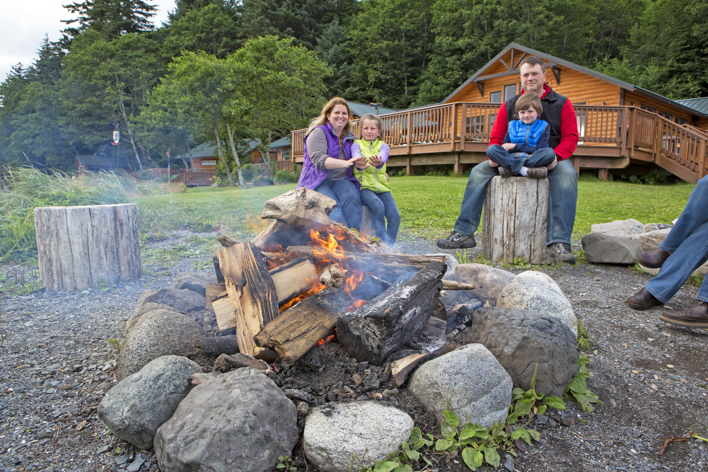 alaskan-dream-itineraries-always-include-a-bonfire-so-guests-experience-a-quintessential-alaska-moment