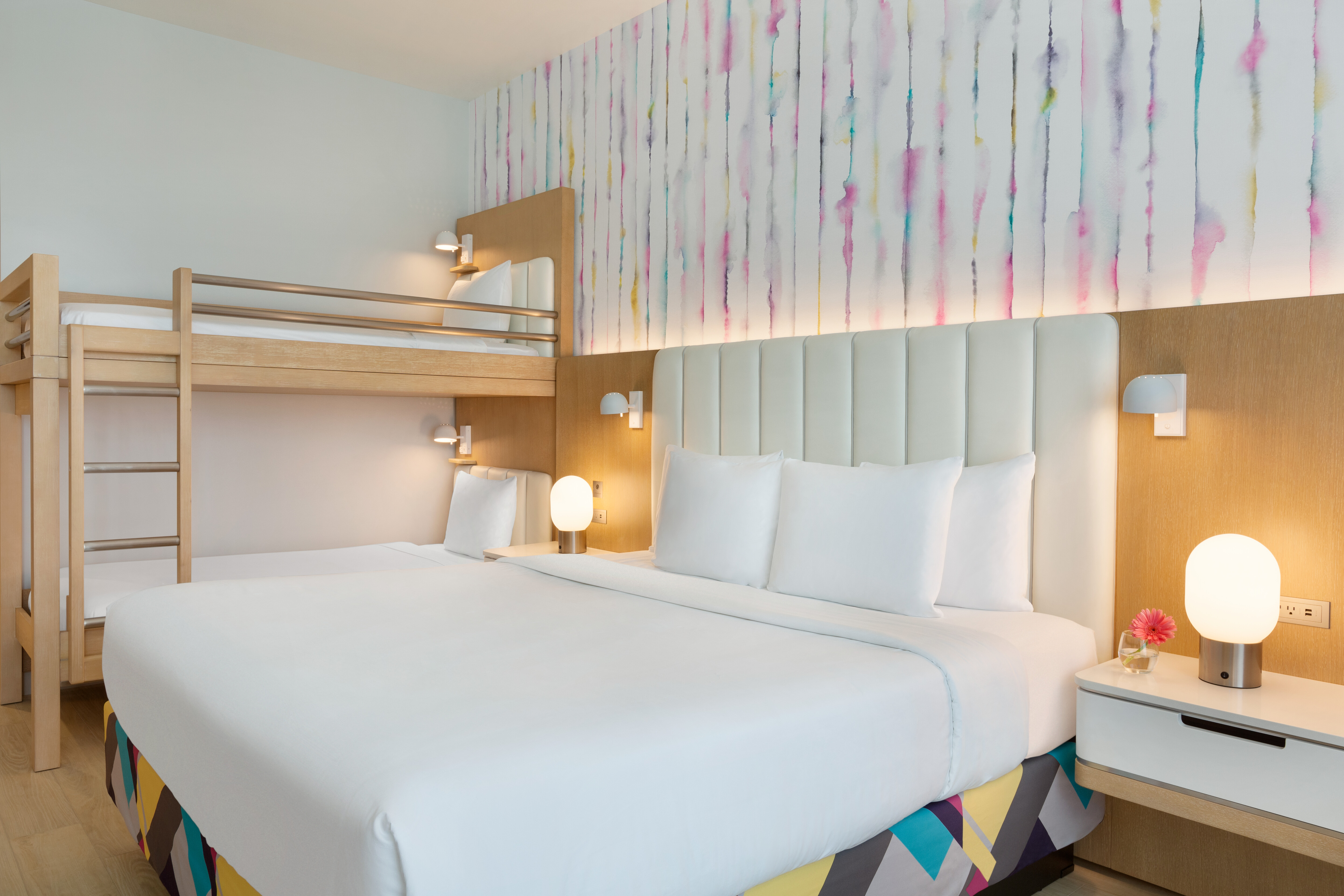 1-king-bed-2-twin-bunks-theme-park-view_photo-credit-vrx-studios
