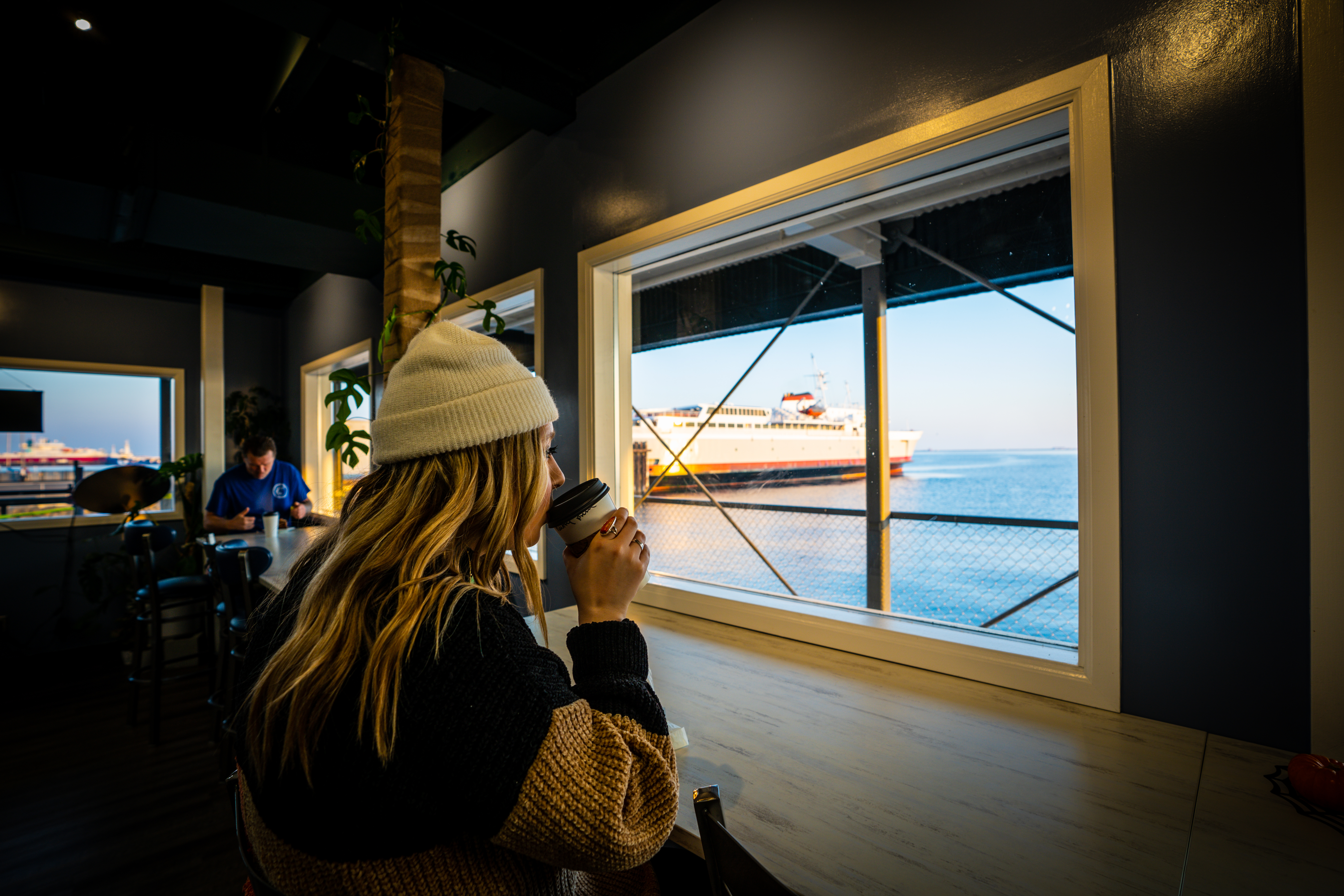 159389-coffee-and-a-view-port-angeles-wharf-credit-lynnette-braillard