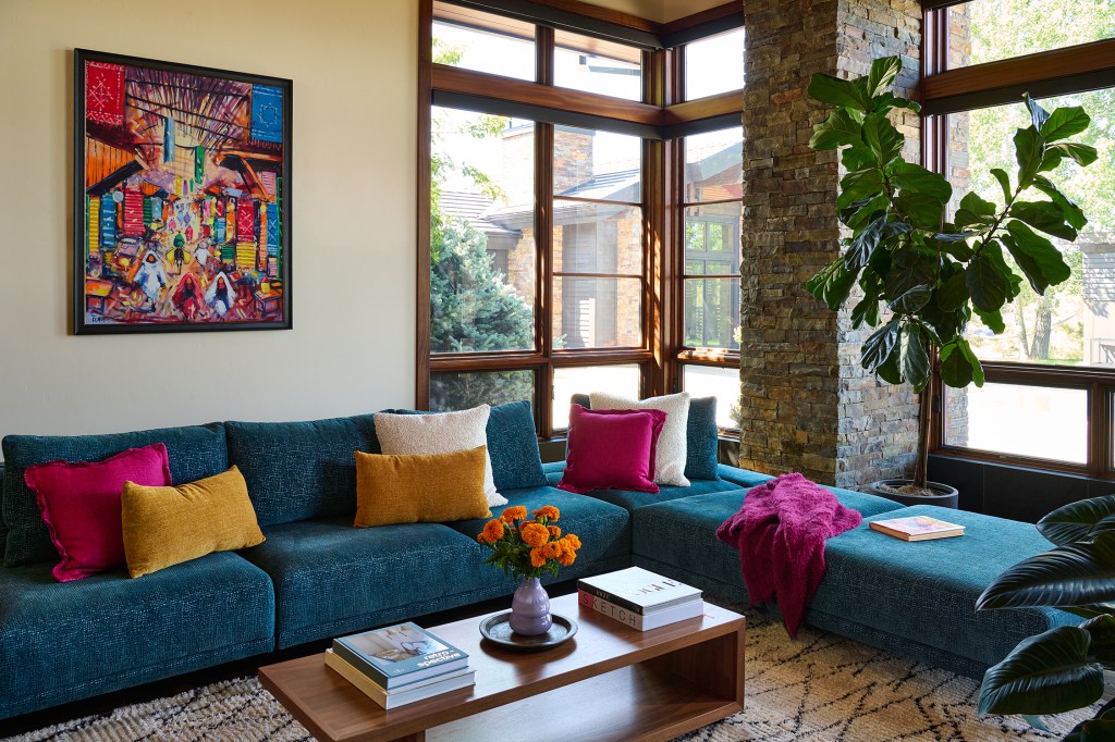 Family Room Bend Oregon House by Tricorn Black