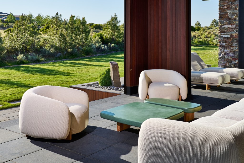 Patio Bend Oregon House by Tricorn Black