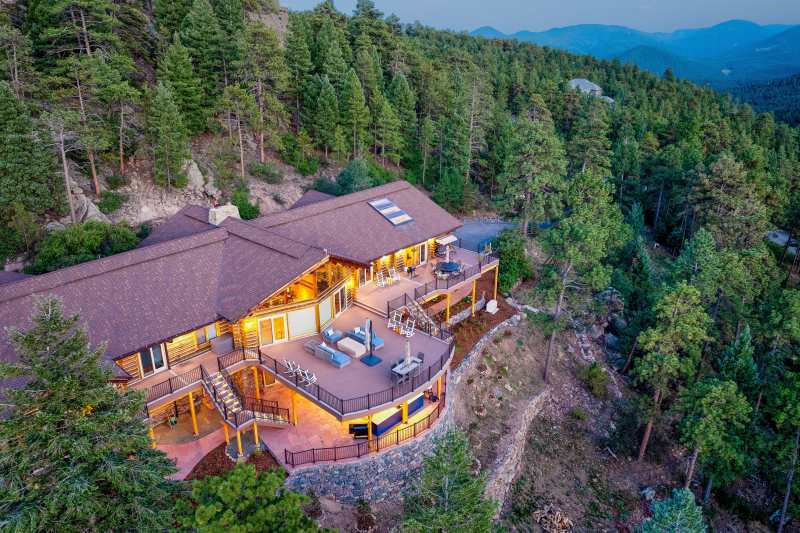 Mountain View Retreat in Morrison, CO Featuring Deckorators® Voyage Decking with Surestone® Technology in Tundra and Mesa