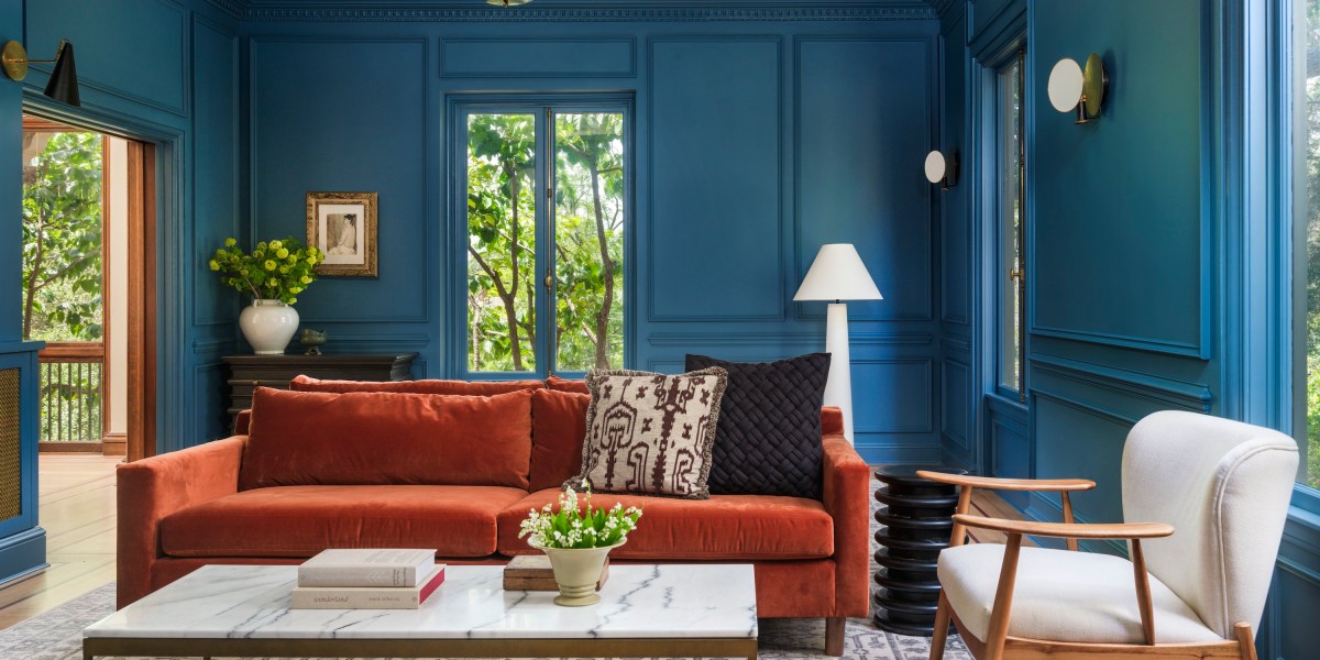 Room with blue walls and a patterned ceiling design