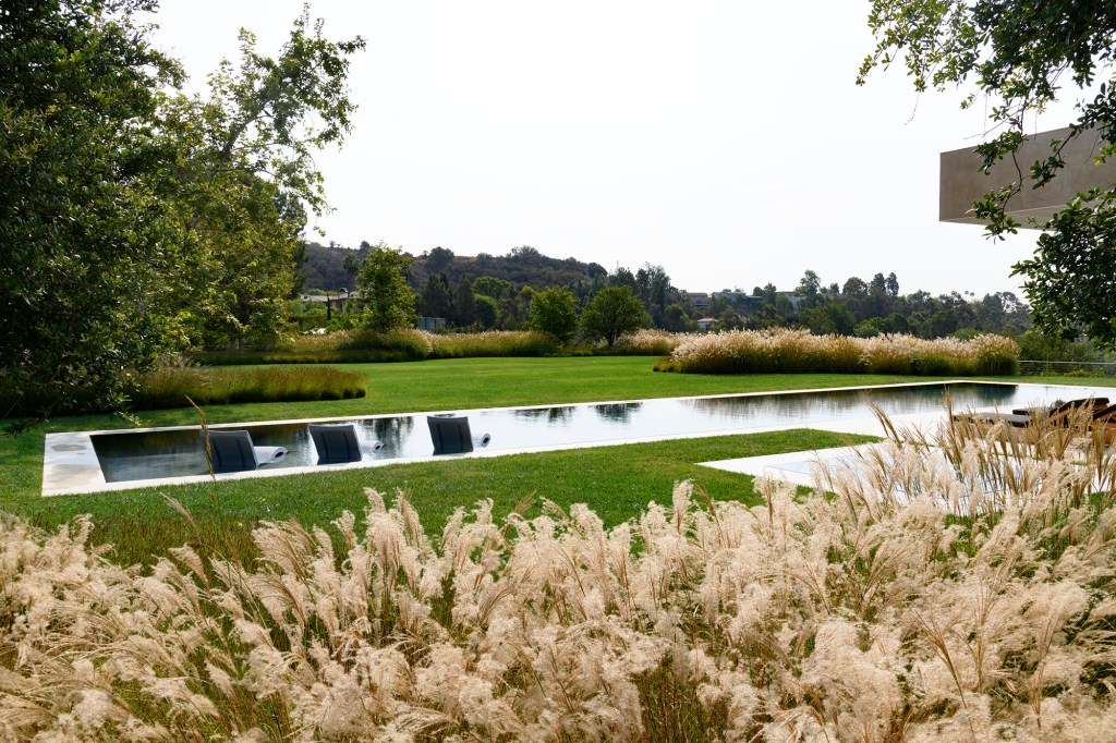These Lush, Dramatic, and Comfortable Gardens Invite You to Spend All Day Outside