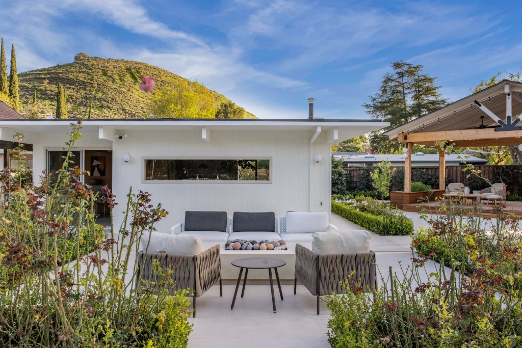 Exterior firepit at an Eichler Home in Thousand Oaks