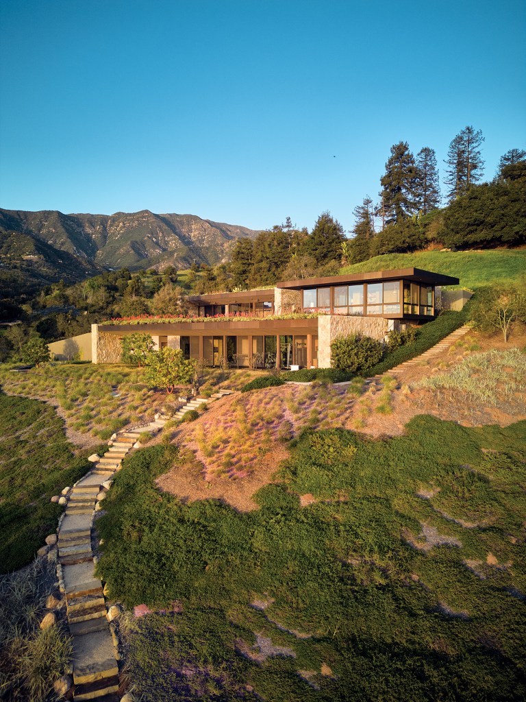 This Award-Winning Home Was Designed to Impress, Without Ruining Neighbors’ Views