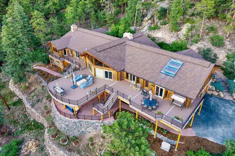 Mountain View Retreat in Morrison, CO Featuring Deckorators® Voyage Decking with Surestone® Technology in Tundra and Mesa
