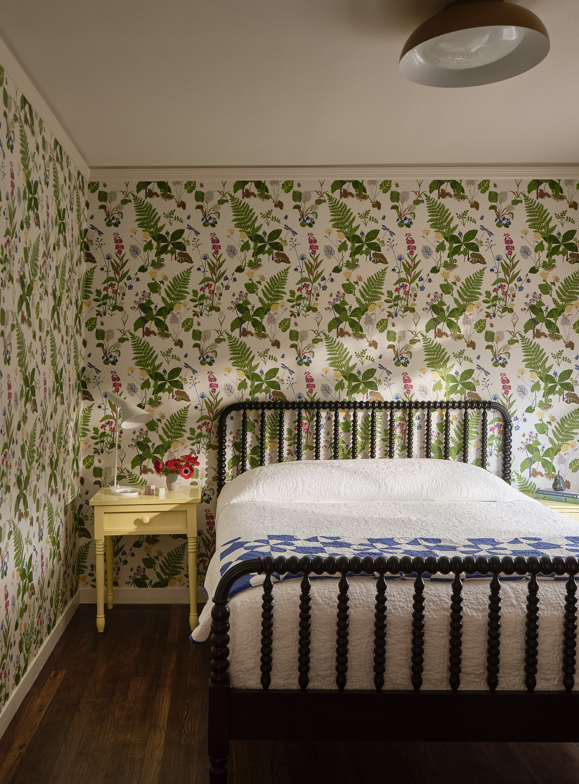 Guest Room in Palo Alto House by Chantal Lamberto