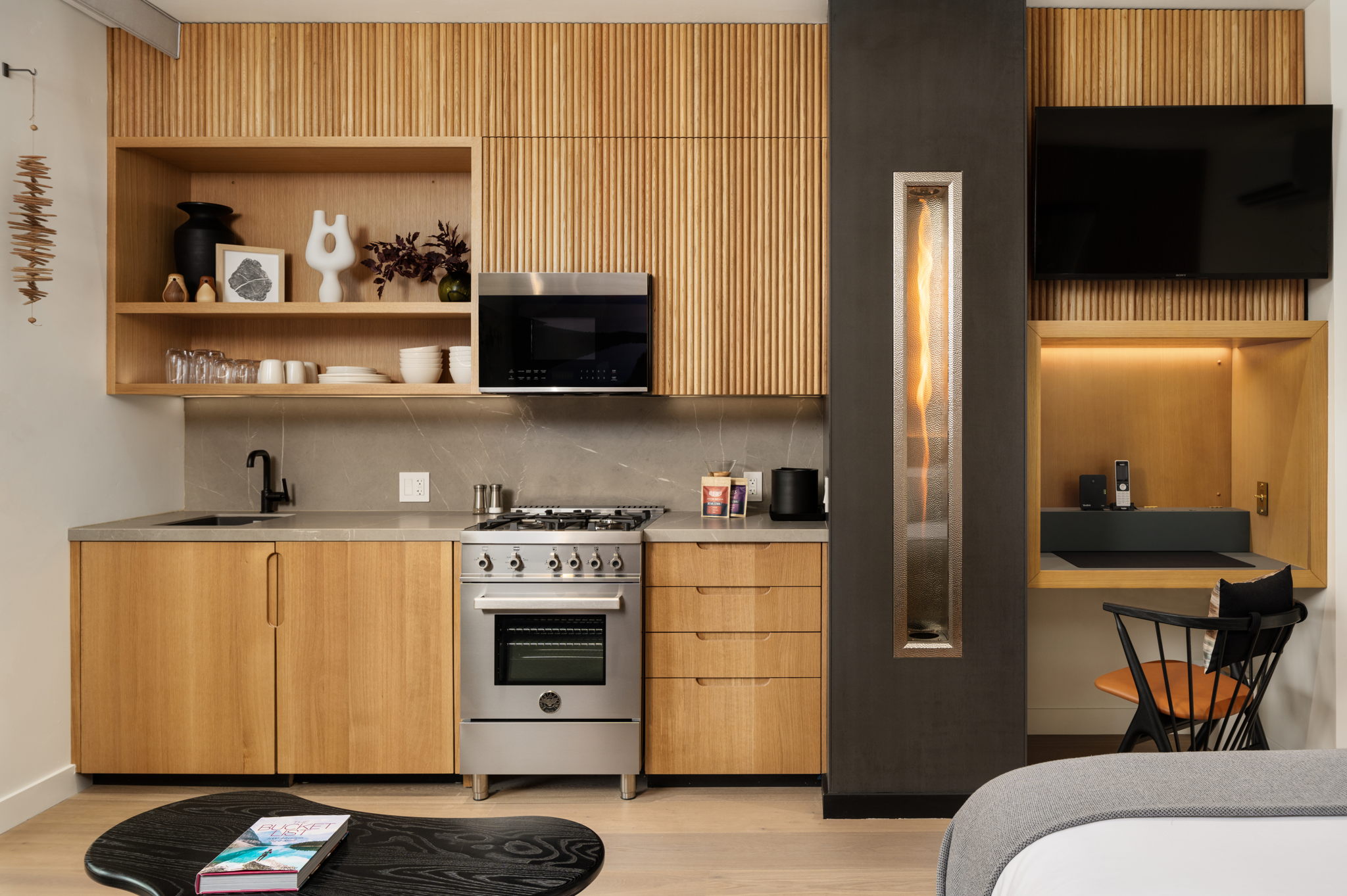 21-web-or-mls-alpine-room-kitchen-and-desk