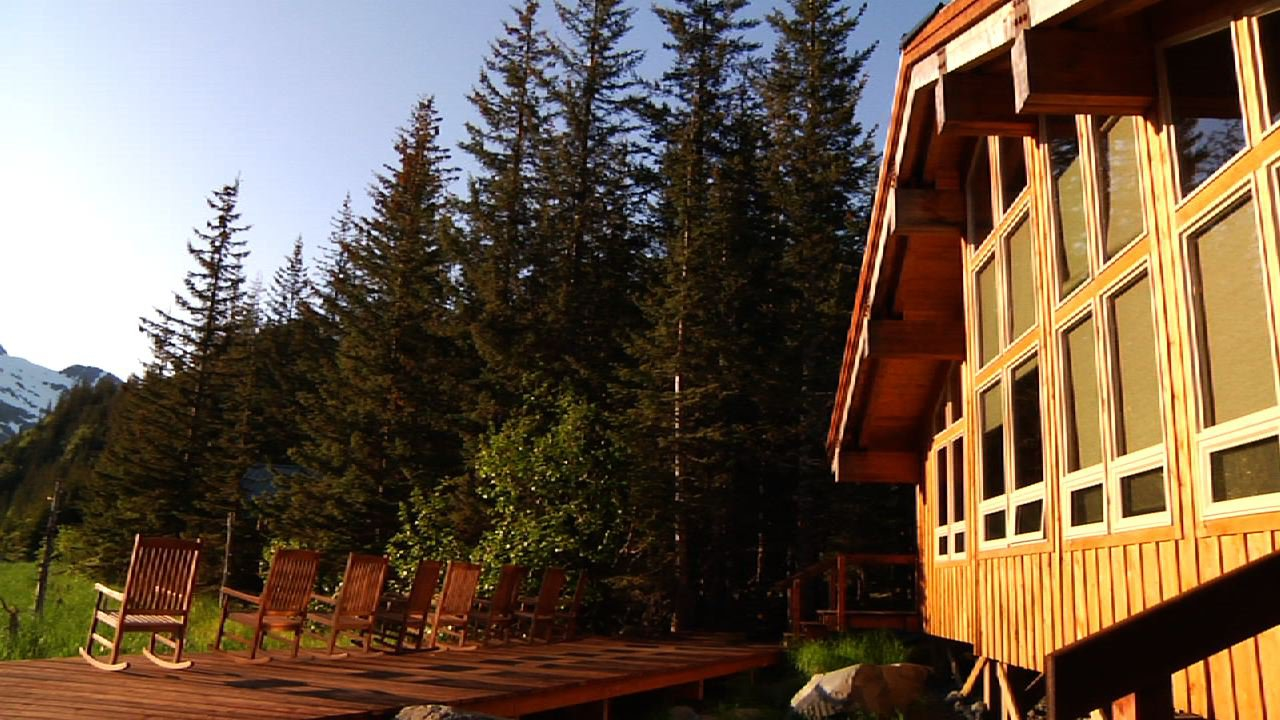 24-kenai-fjords-glacier-lodge-exterior
