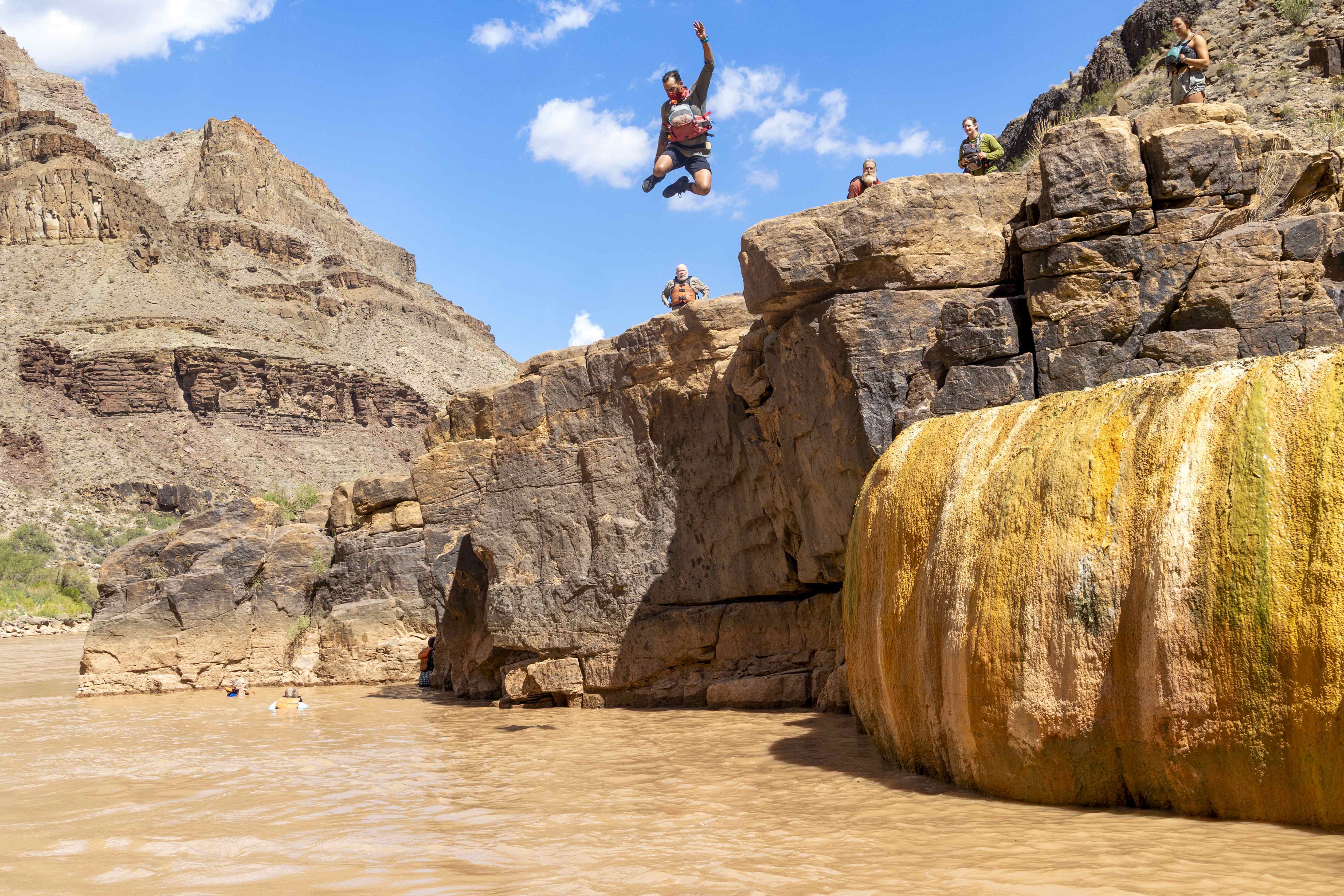 cliff-jumping-at-pumpkin-spring-in-grand-canyon