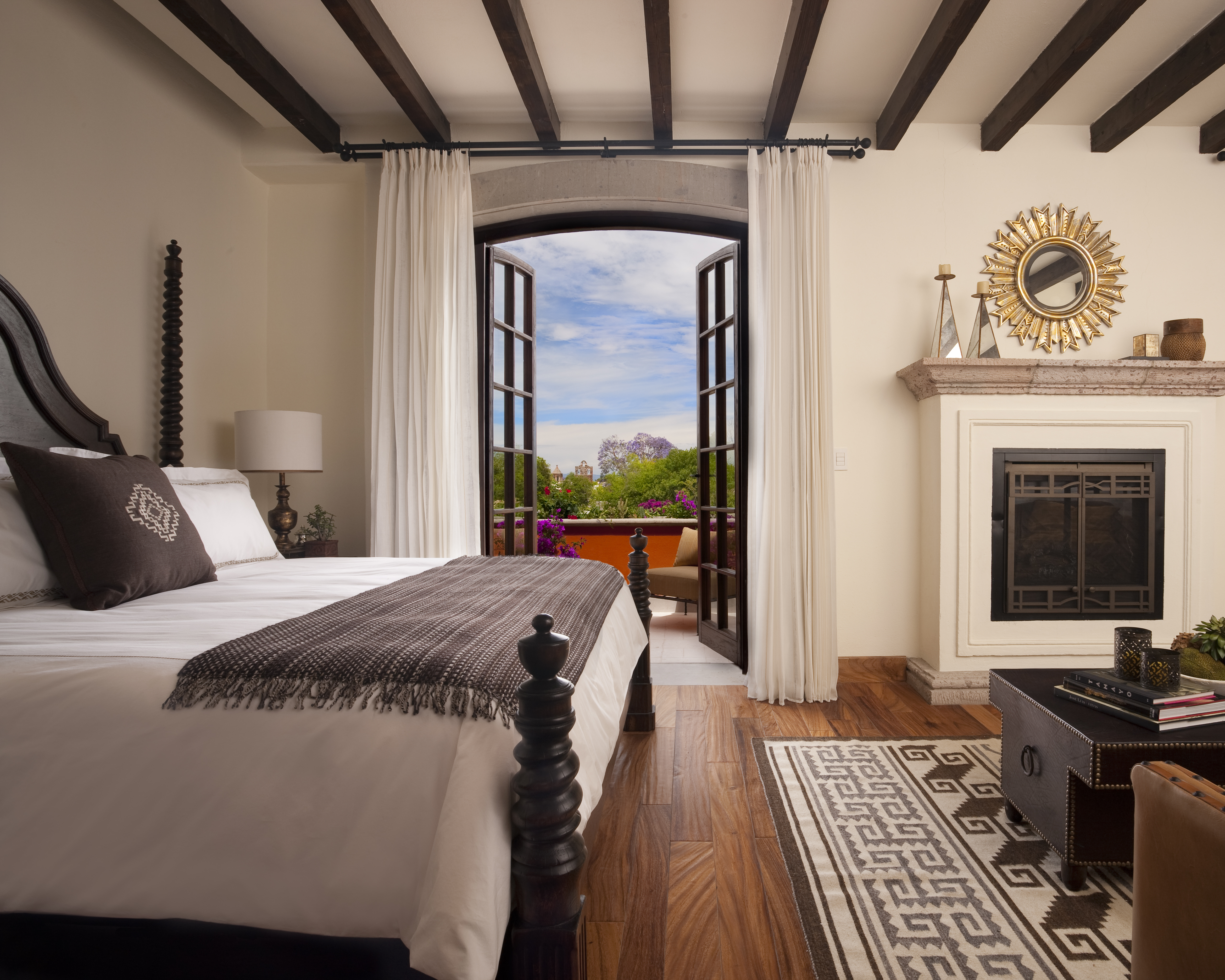 28676190_deluxe-colonial-room_4680x3744