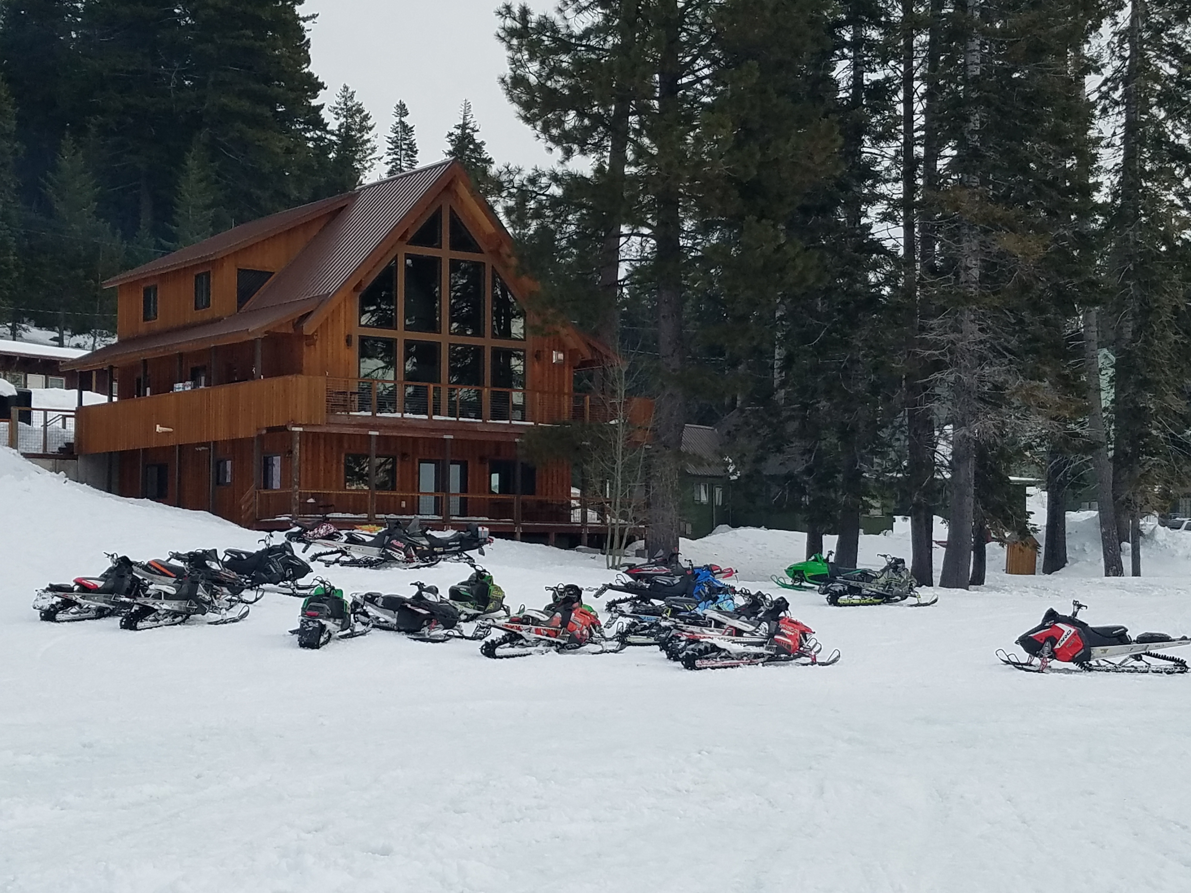 large-group-accommodations-available-at-the-resort-with-lake-front-views