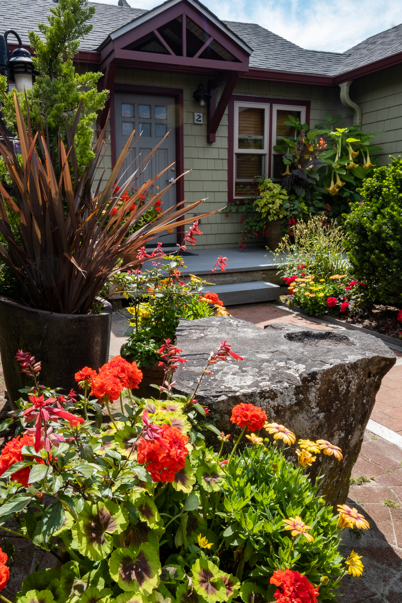 ocean-inn-courtyard-summer-flowers