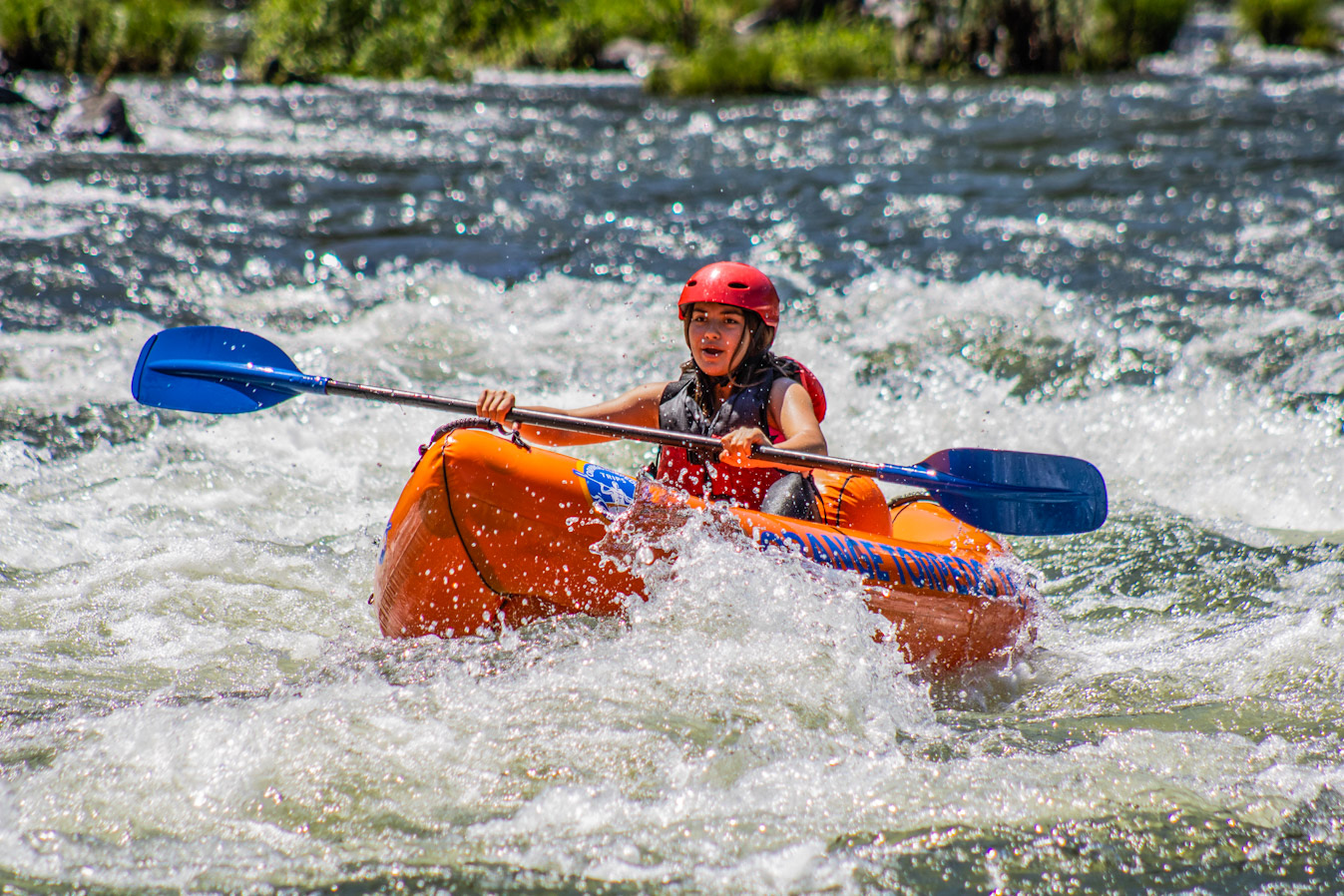 paddling-an-inflatable-kayak-on-the-rogue-river