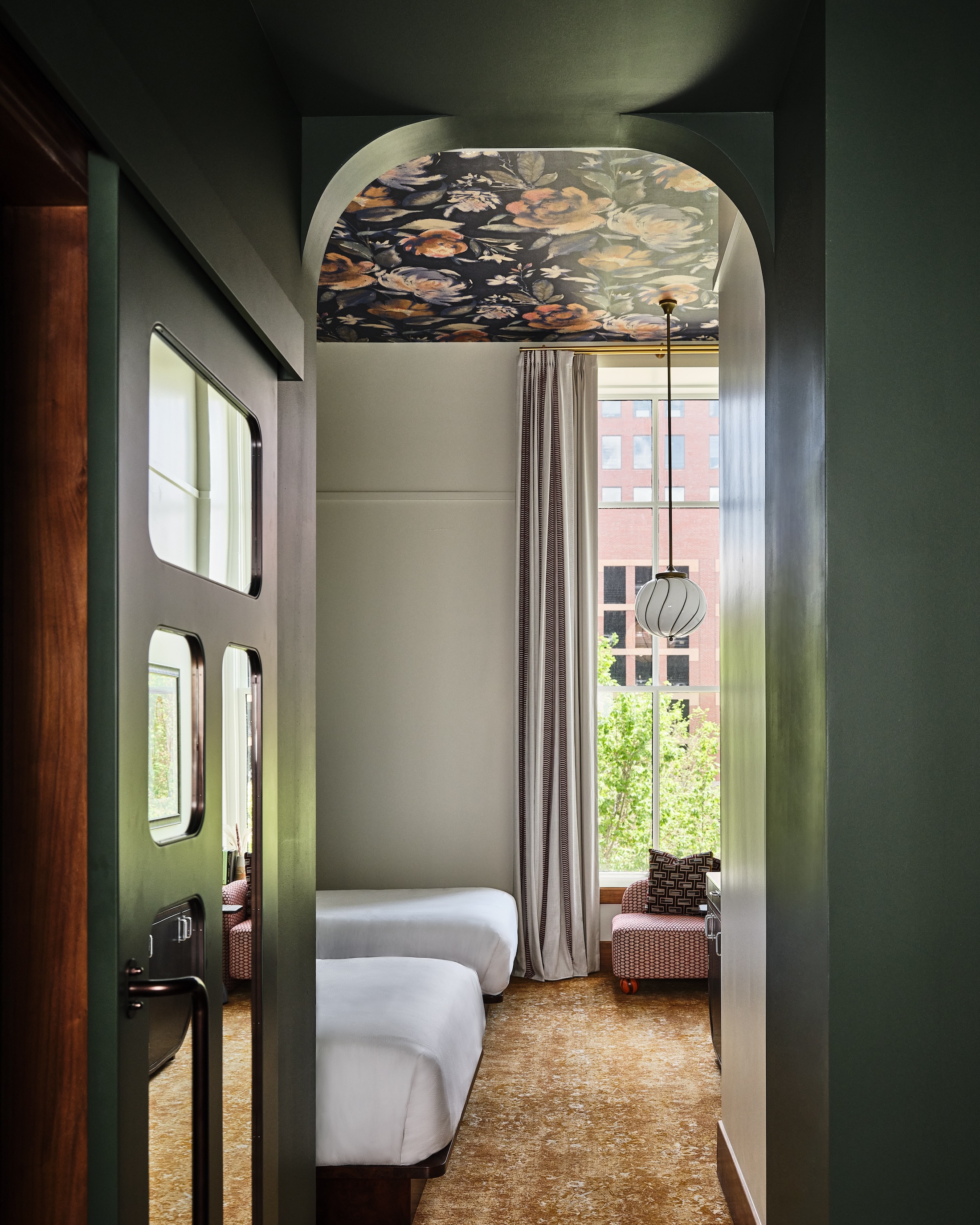 the-crawford-guest-room-entry