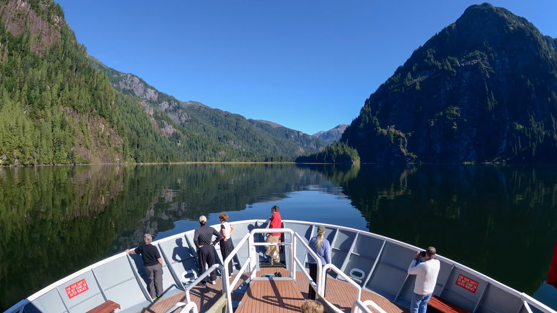 small-ships-and-yachts-explore-up-close-where-other-ships-cannot-venture