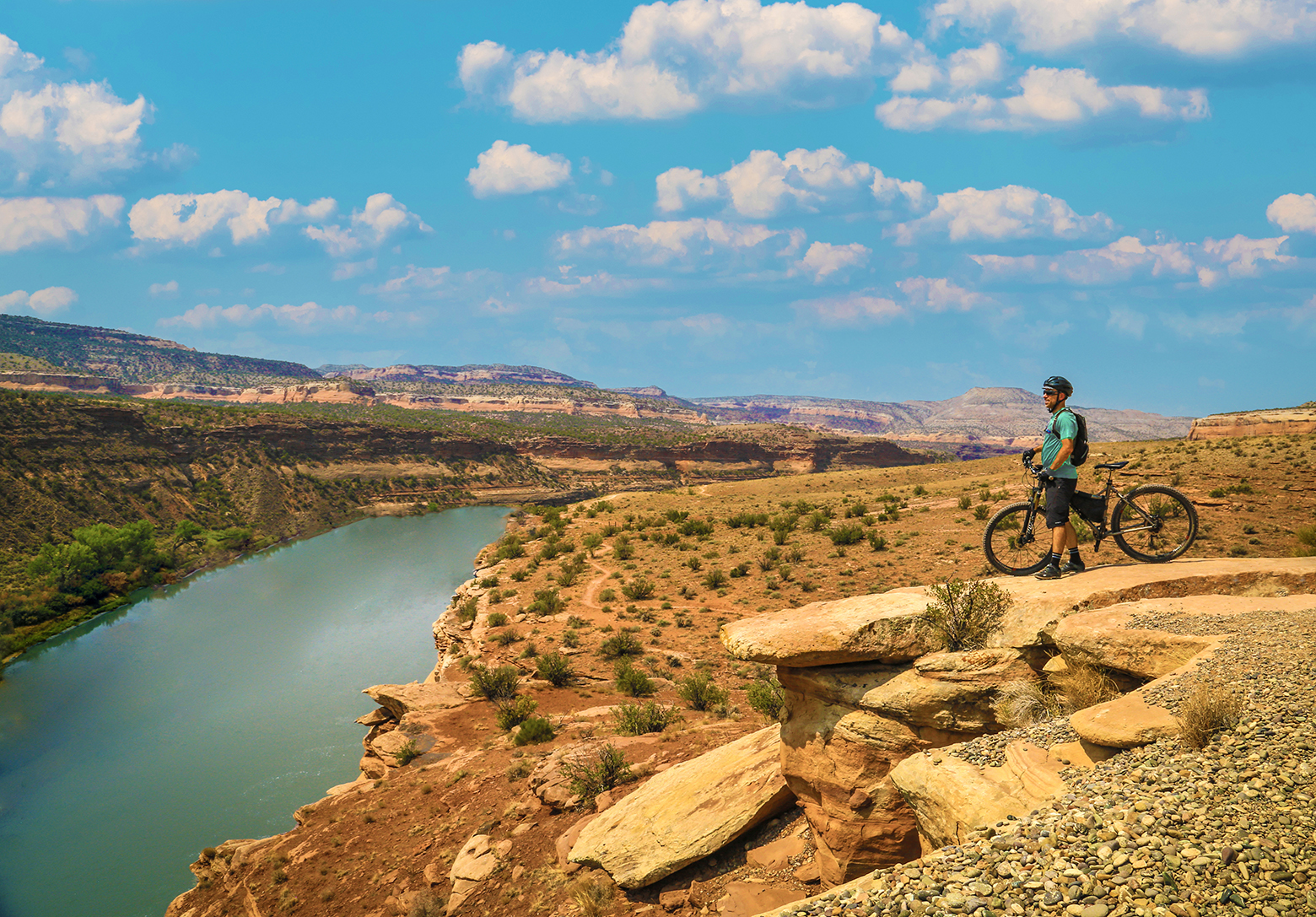 biker-overlooking-colorado-river-on-kokopelli-trail-near-grand-junction