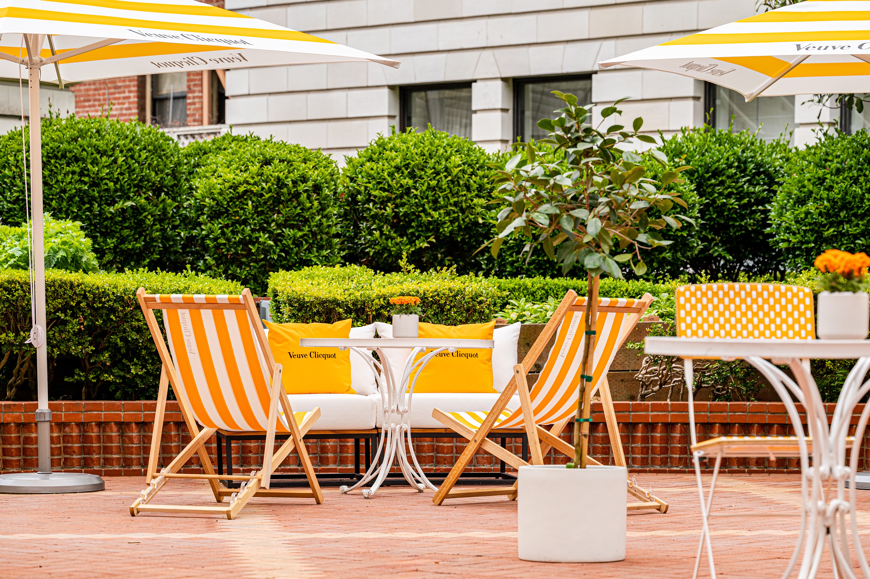 solaire-terrasse-with-veuve-clicquot