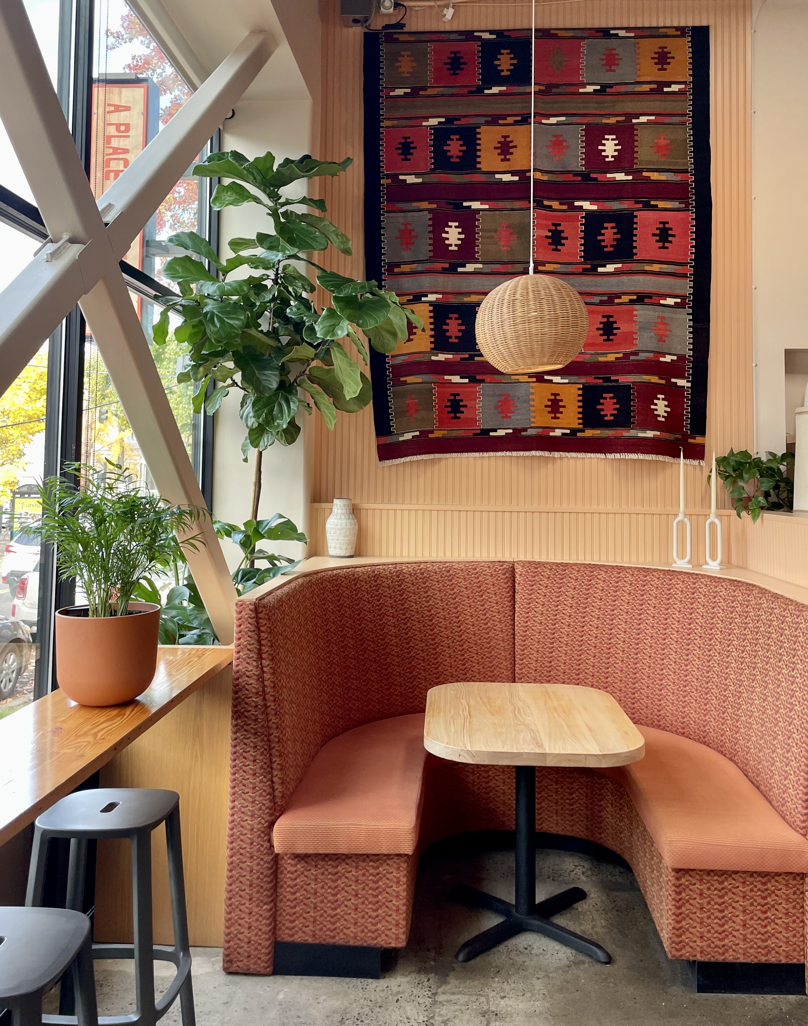 a-cozy-booth-to-enjoy-friends