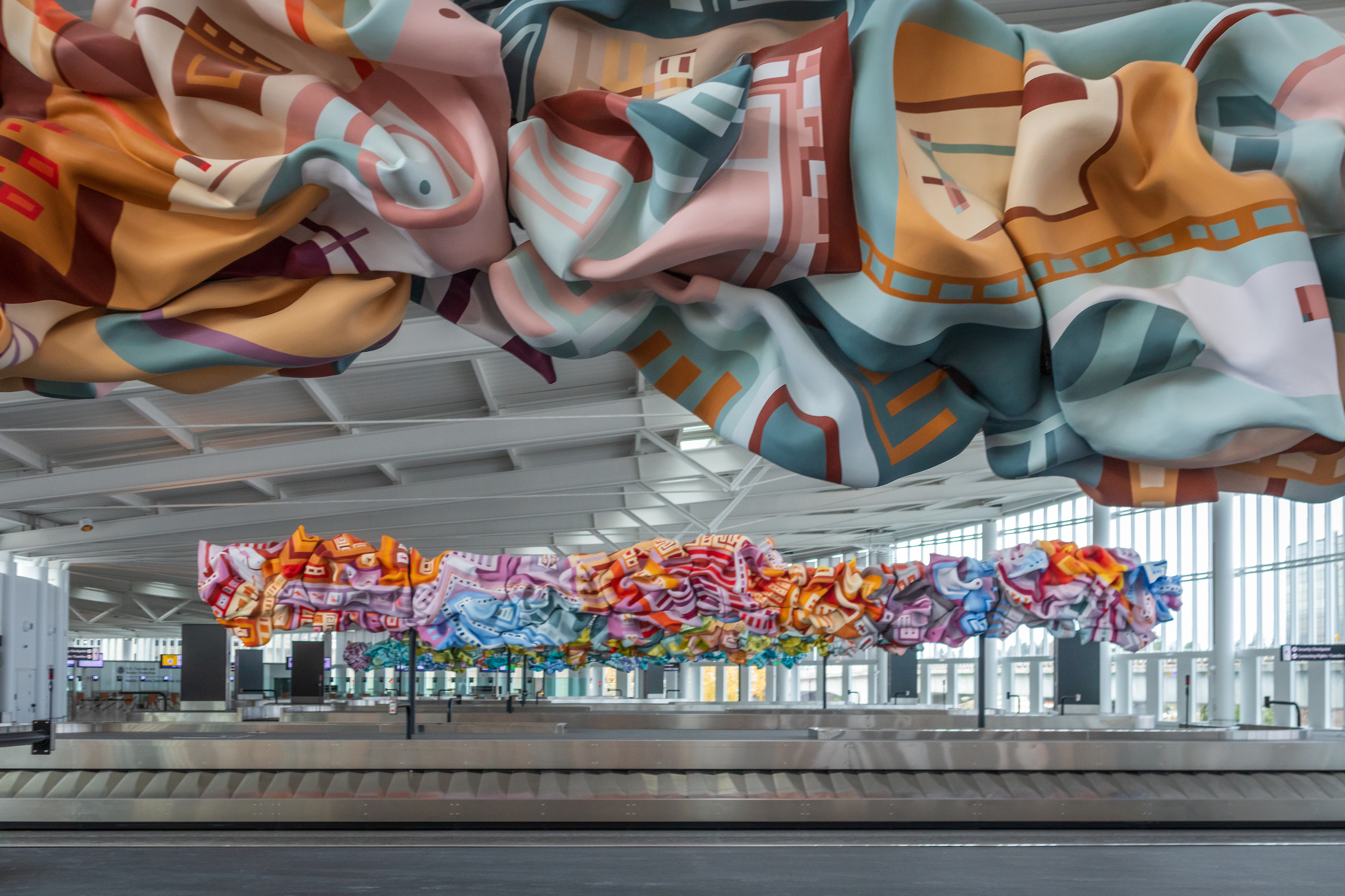 art-above-the-bag-claim-in-the-international-arrivals-facility