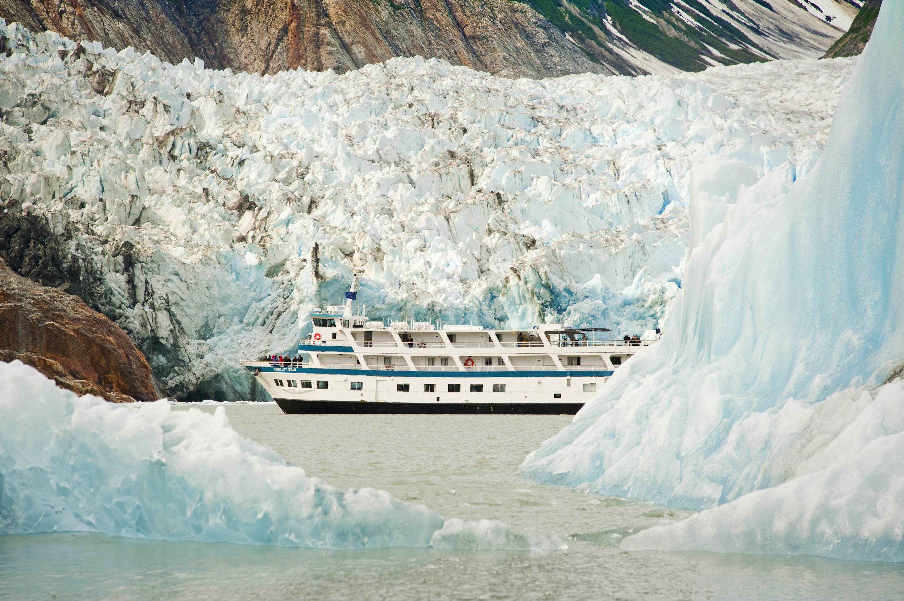 alaskan-dreams-smaller-vessels-mean-guests-get-close-up-views-of-glaciers