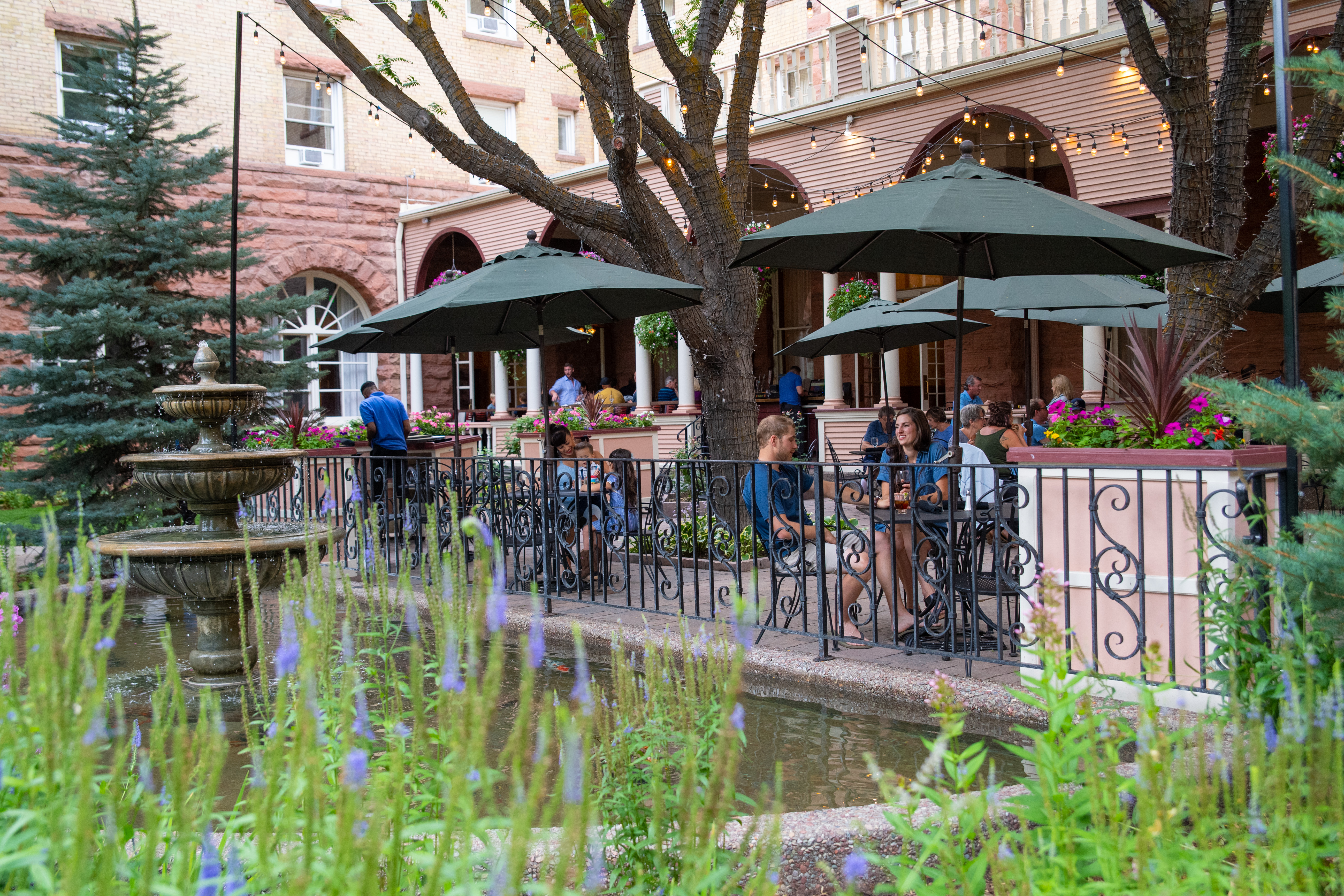 alfresco-dining-at-hotel-colorado