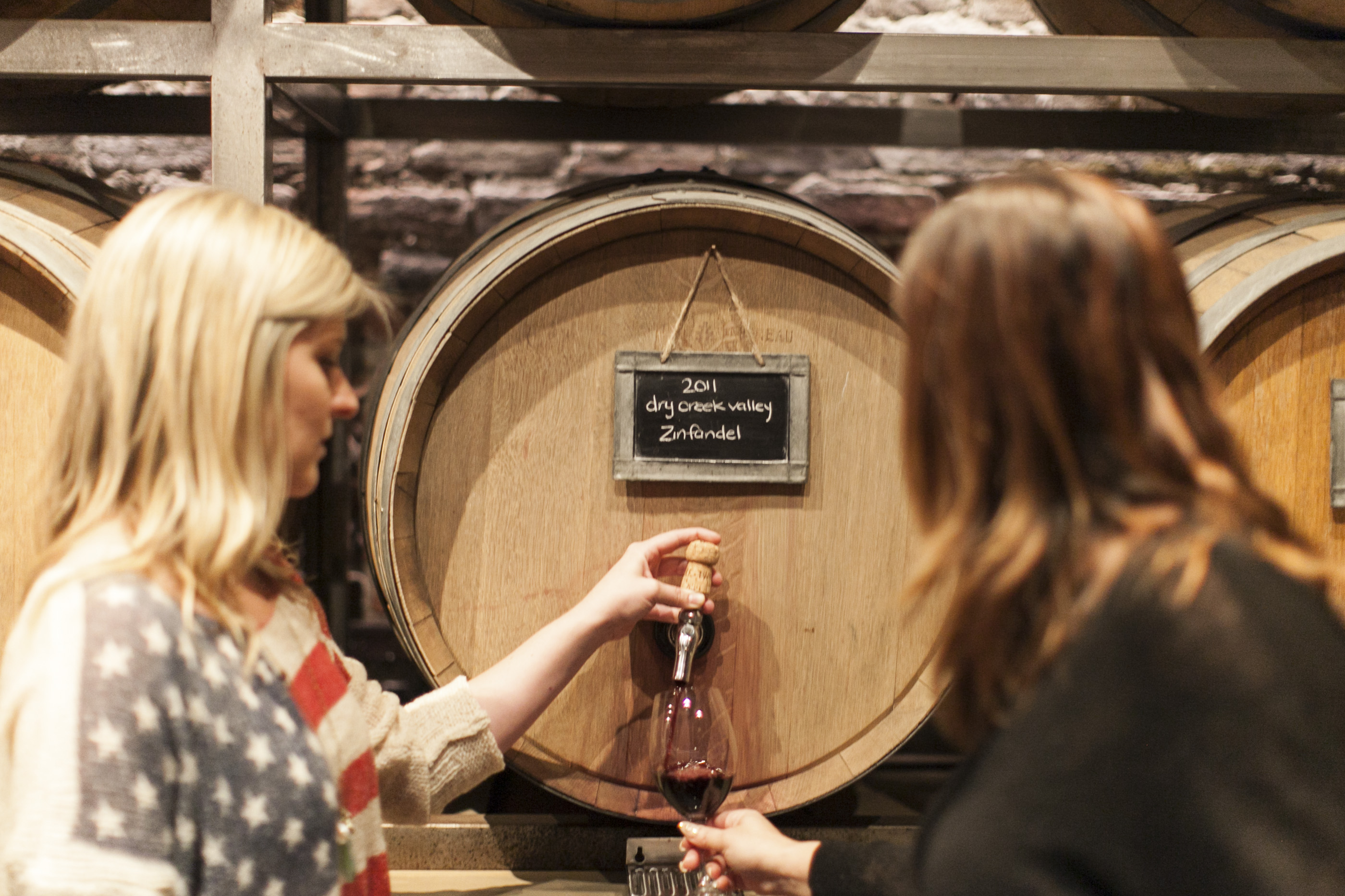 avital-tours-sara-filling-guest-wineglass-at-barrique-075_7866_bc_0159