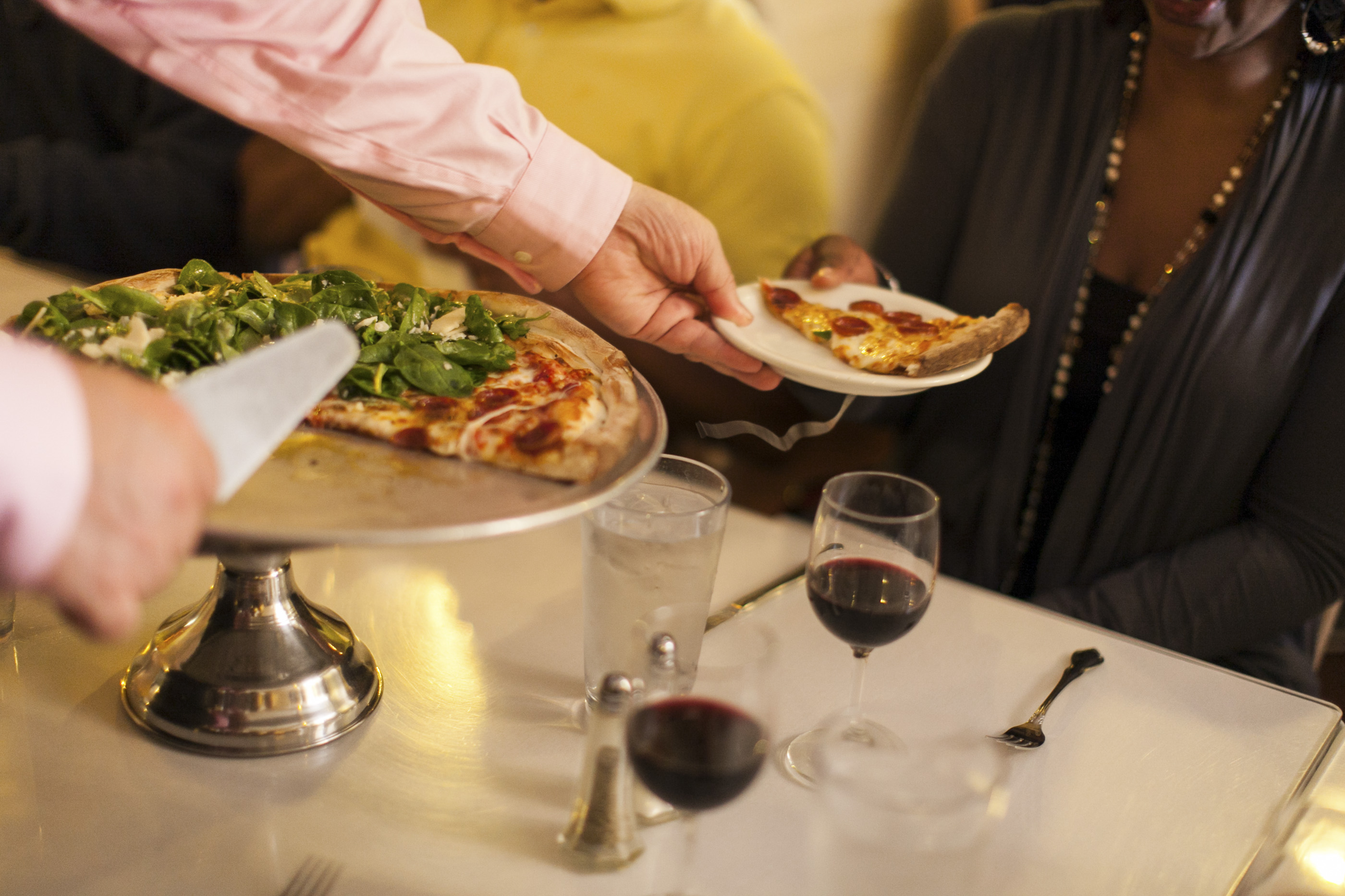 avital-tours-serving-pizza-north-beach-food-tour-serving-pizza-at-tommasos-1