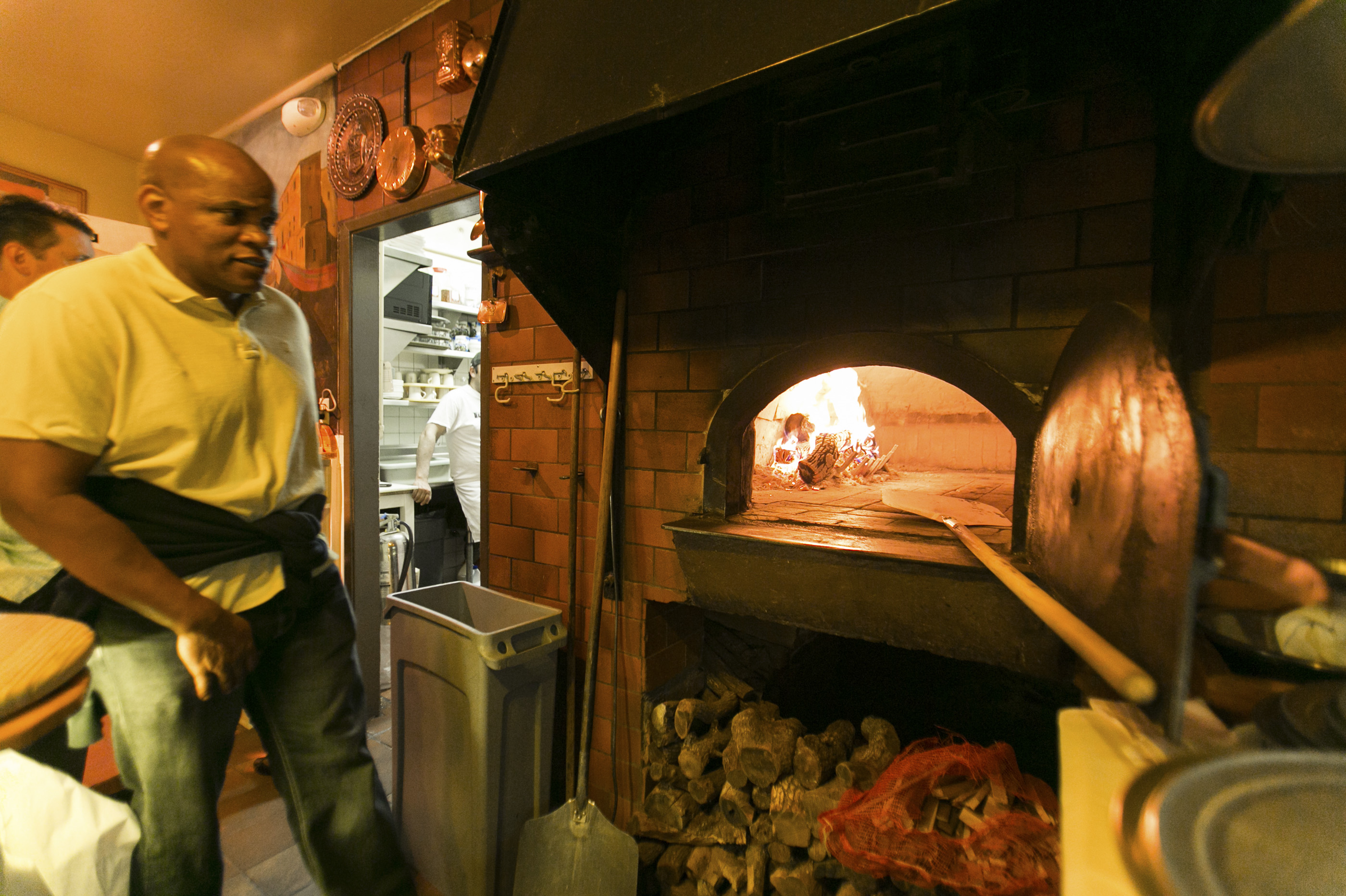 avital-tours-tour-guest-looking-in-tommasos-oven-101_7866_bc_0224-copy-2