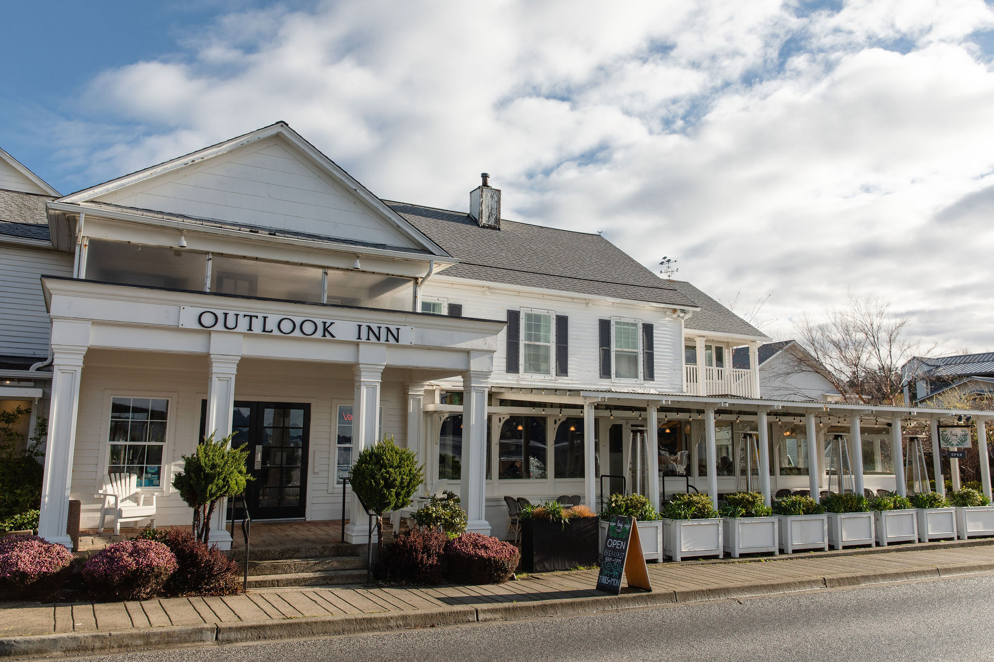 new-leaf-cafe-at-the-outlook-inn
