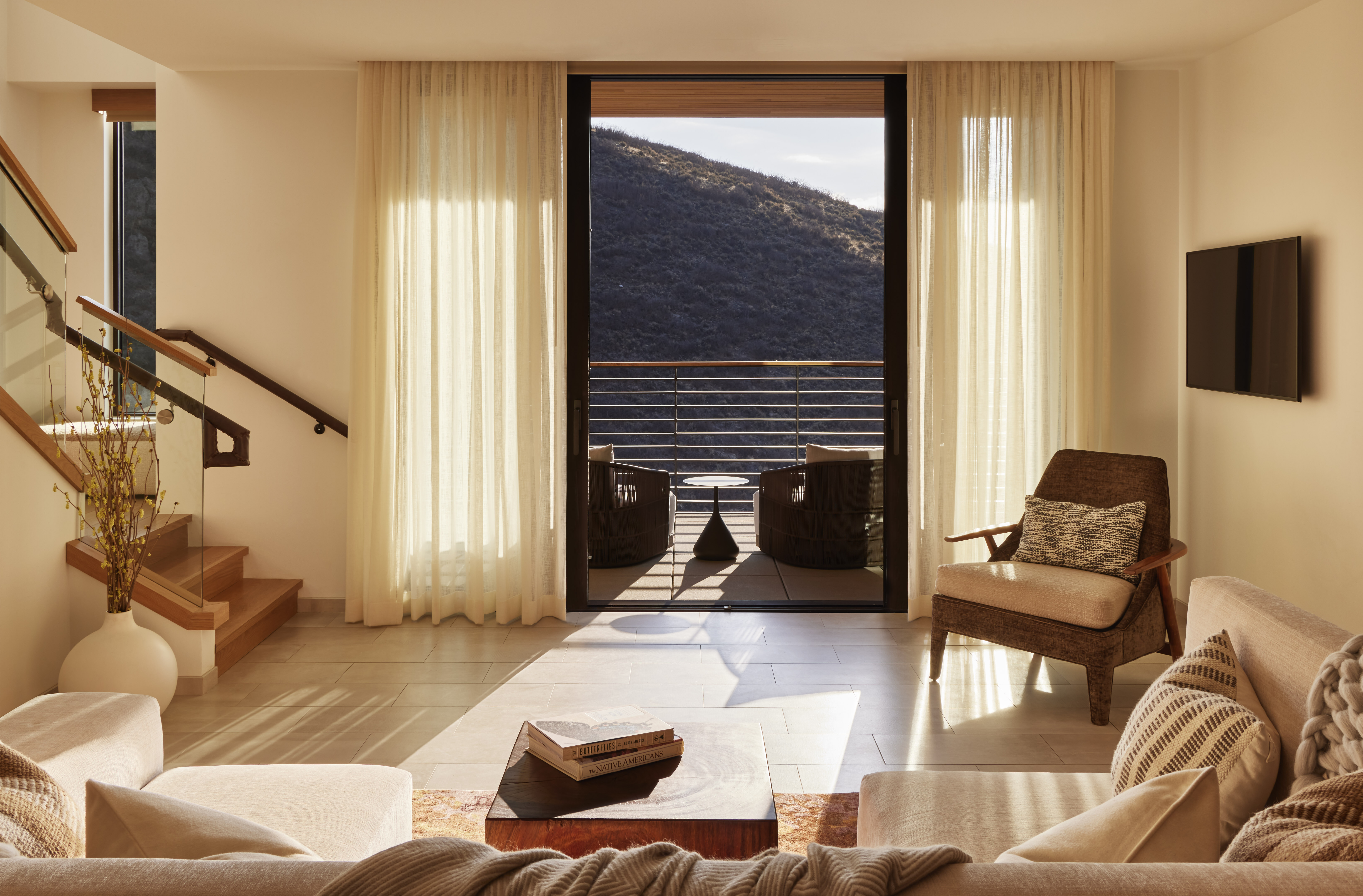 bsk_accommodations_sky-lodge_signature-suite_living-room_2021