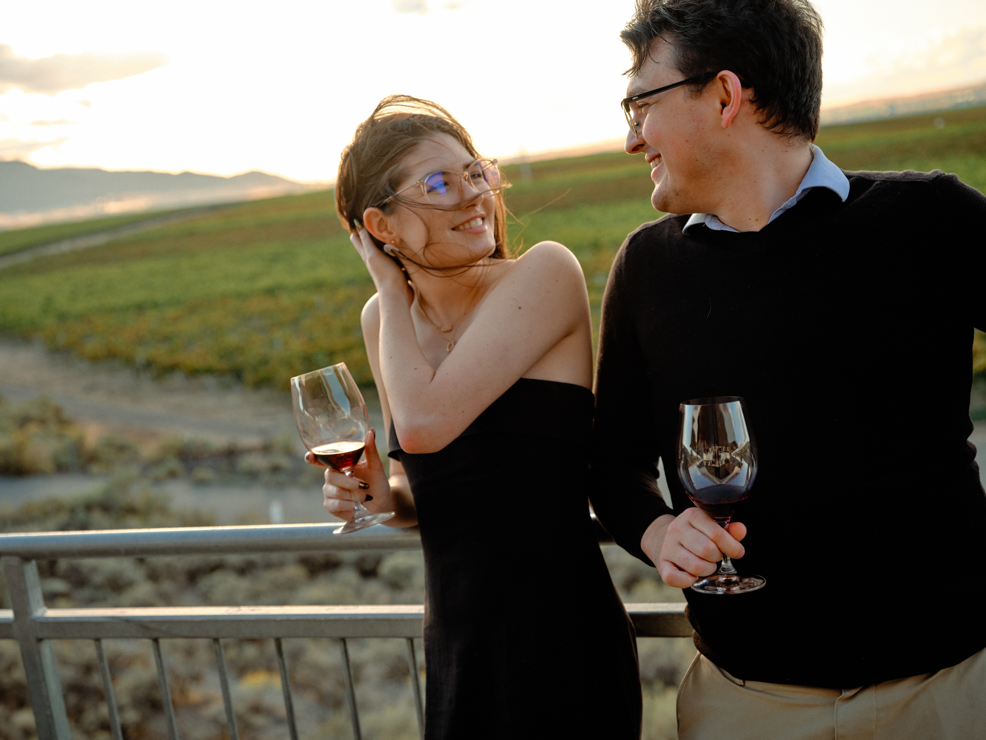 guests-on-the-patio-at-kiona-vineyards-winery-on-red-mountain-washington