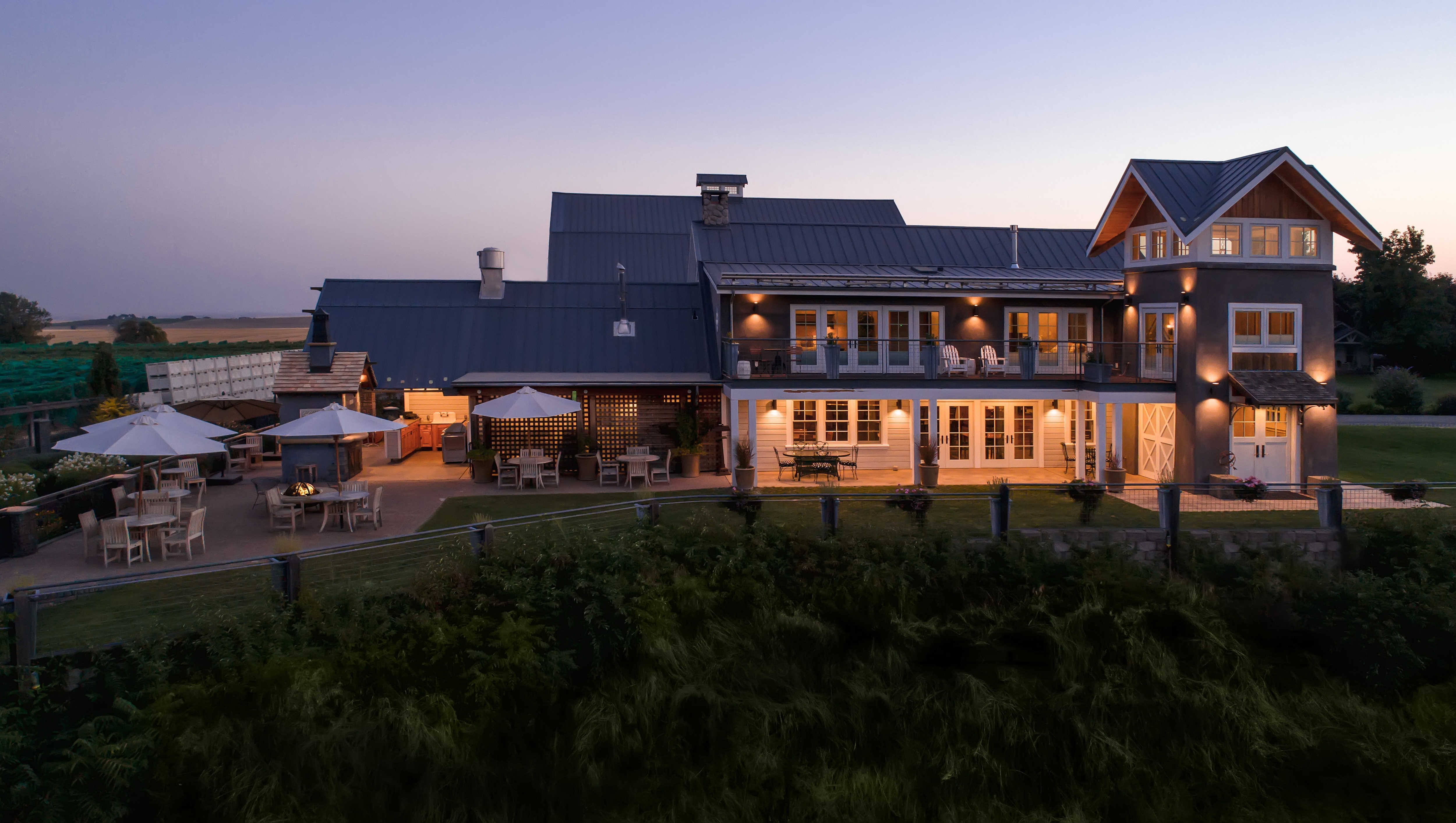 guests-dine-in-the-small-barn-above-the-dining-room-the-hayloft-hosts-overnight-guests