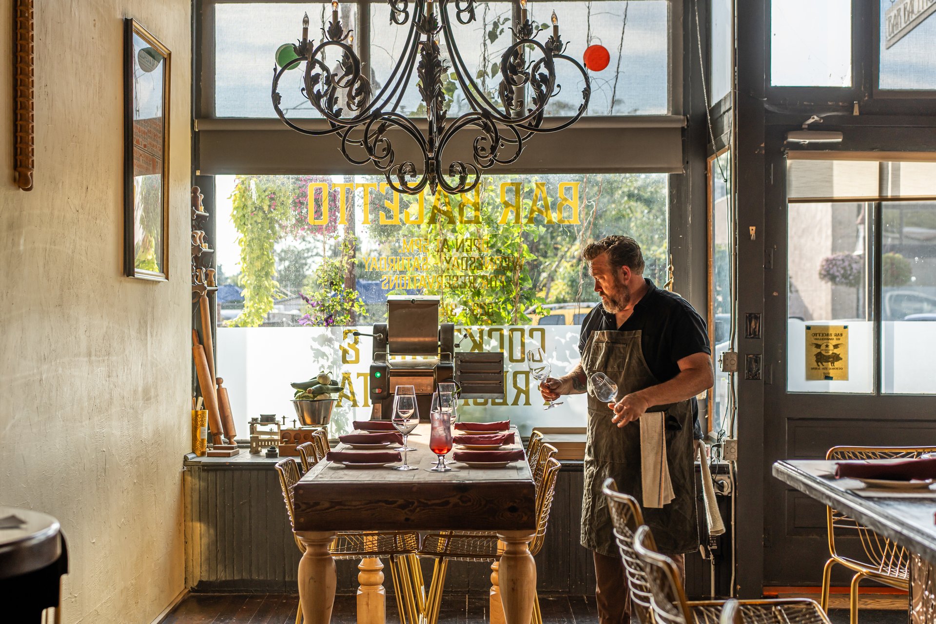 chef-mike-easton-prepares-for-the-evenings-service