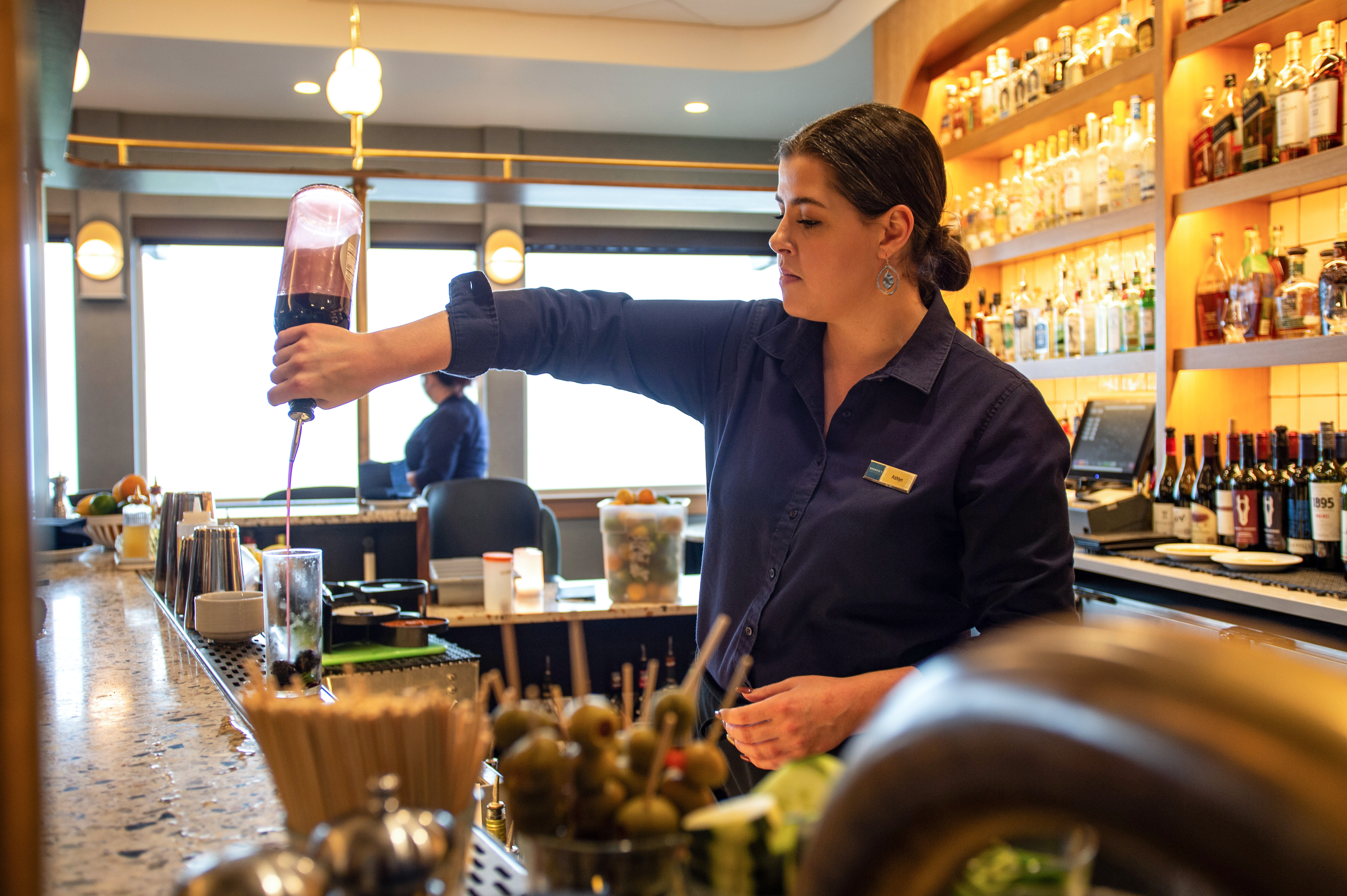 bartender_action01_flp7222