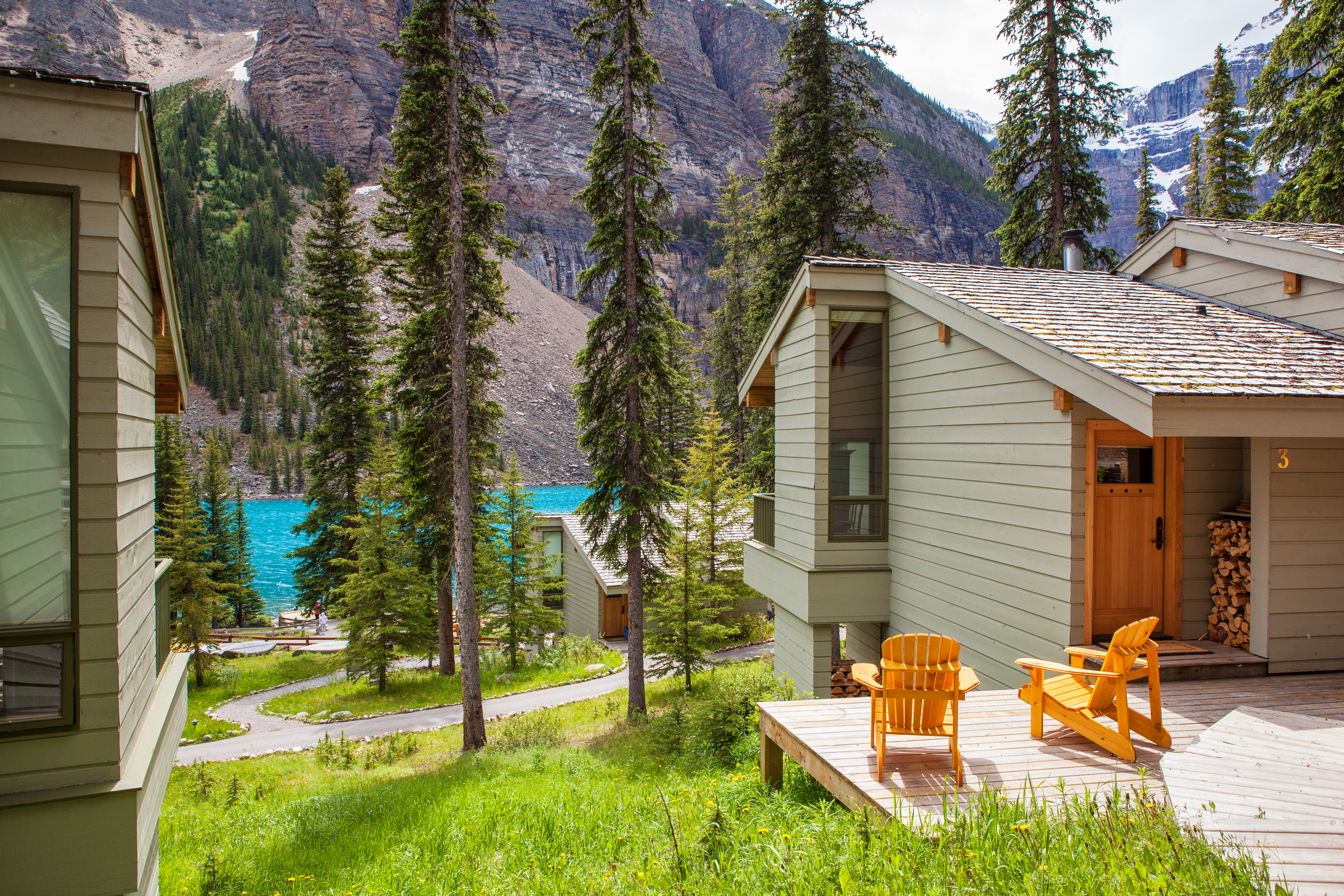 cabin-exterior-at-moraine-lake-lodge