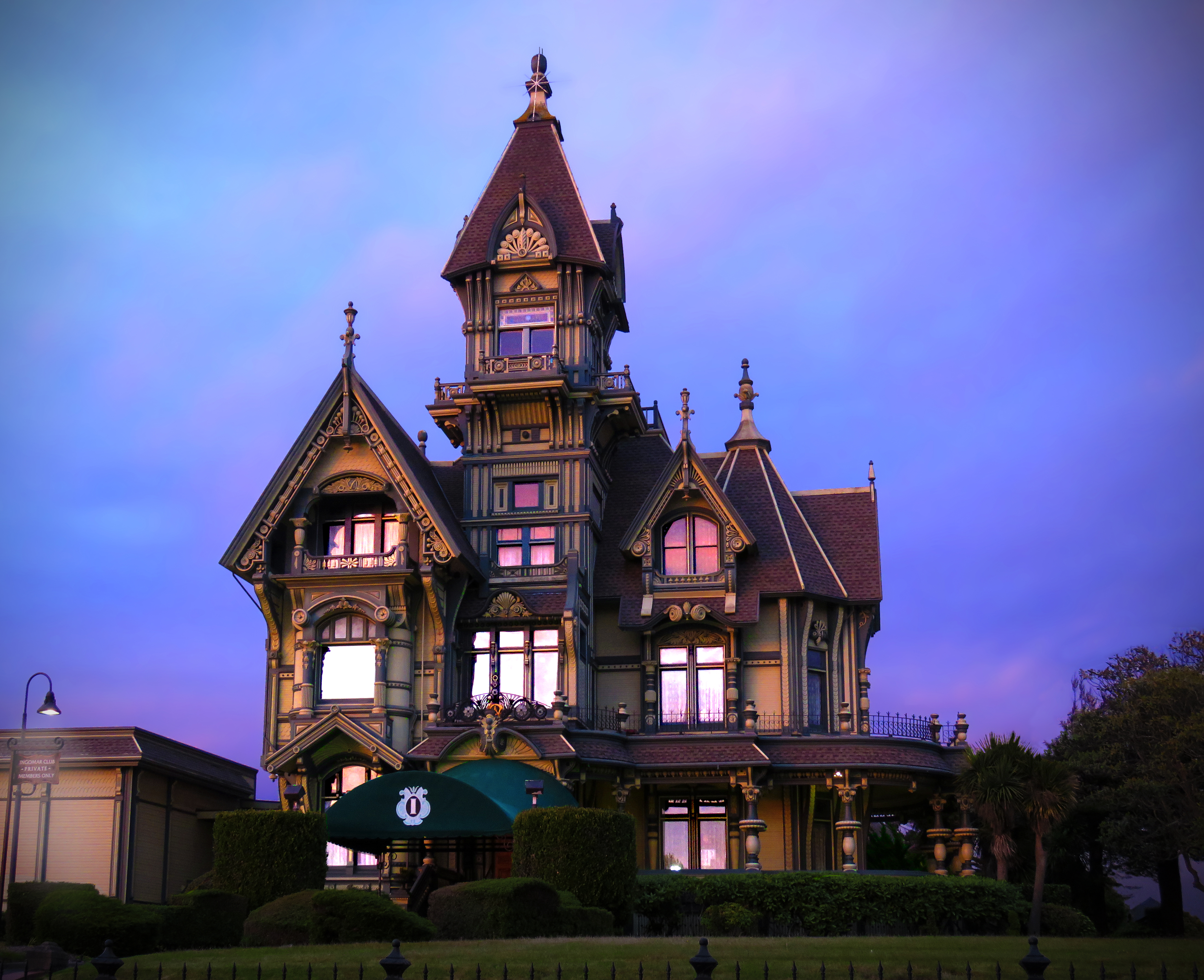carson-mansion-dusk