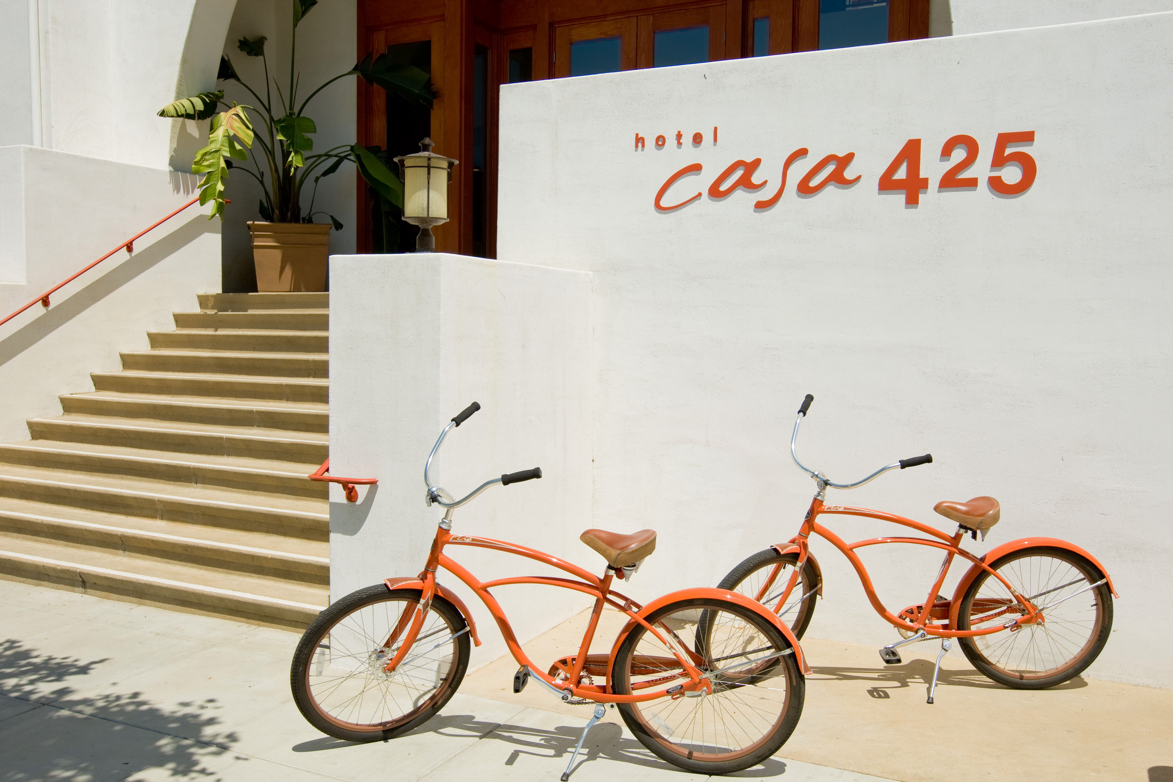 casa-exterior-stairs-bikes