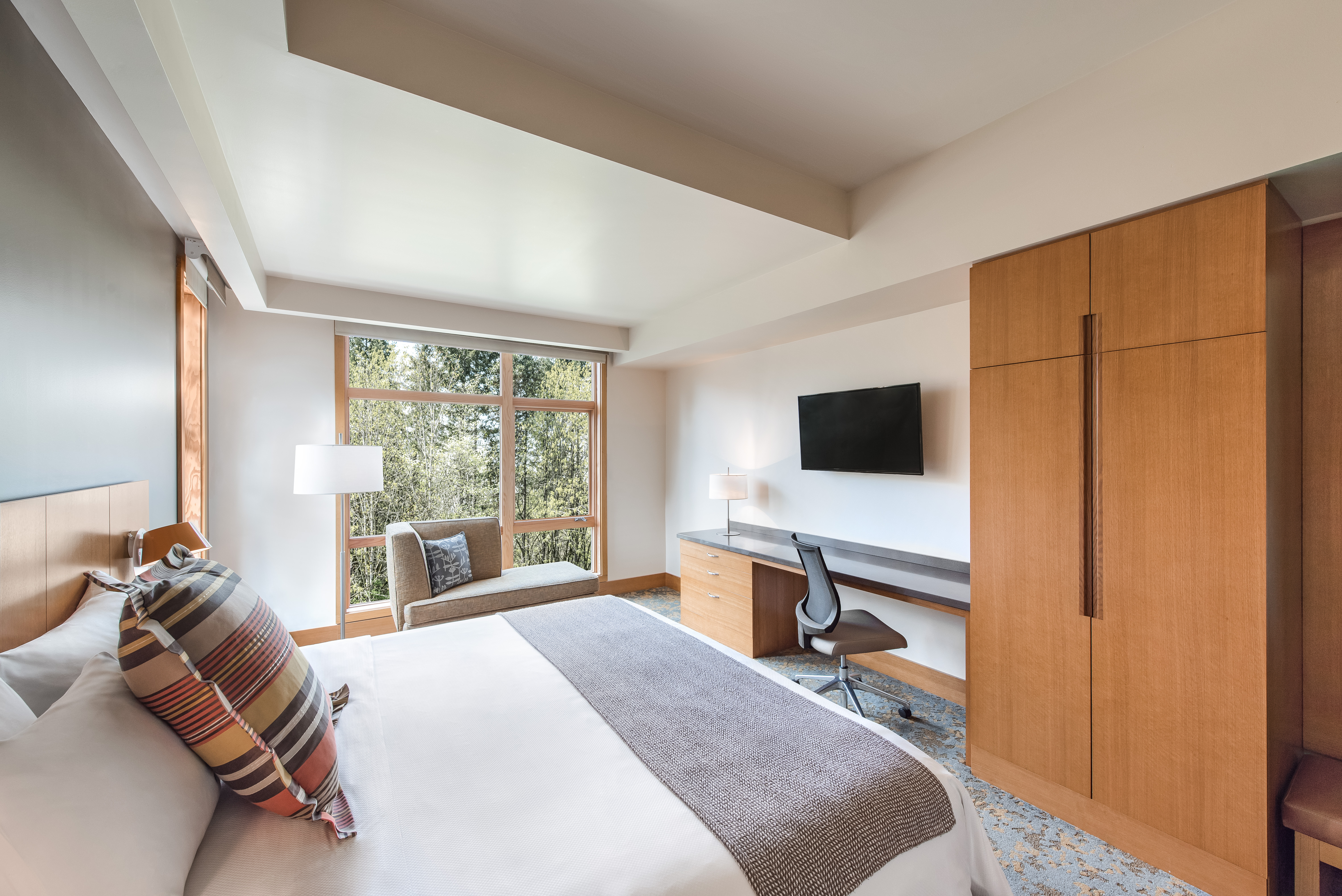 the-cascade-suite-bedrom-at-cedarbrook-lodge-image-by-kipman-creative