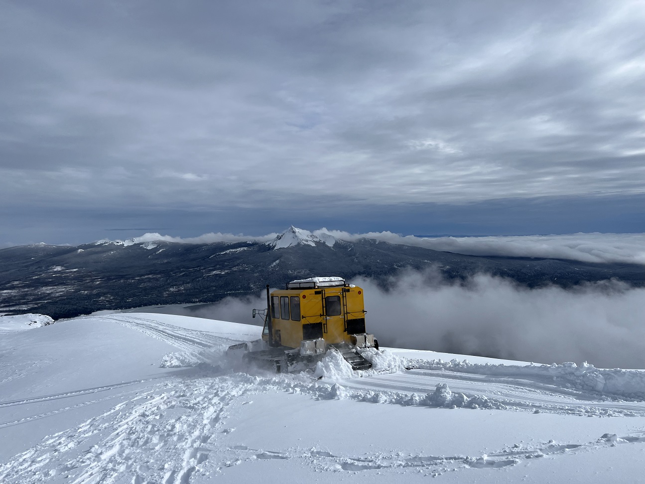 snow-cat-headed-down-for-the-next-lap