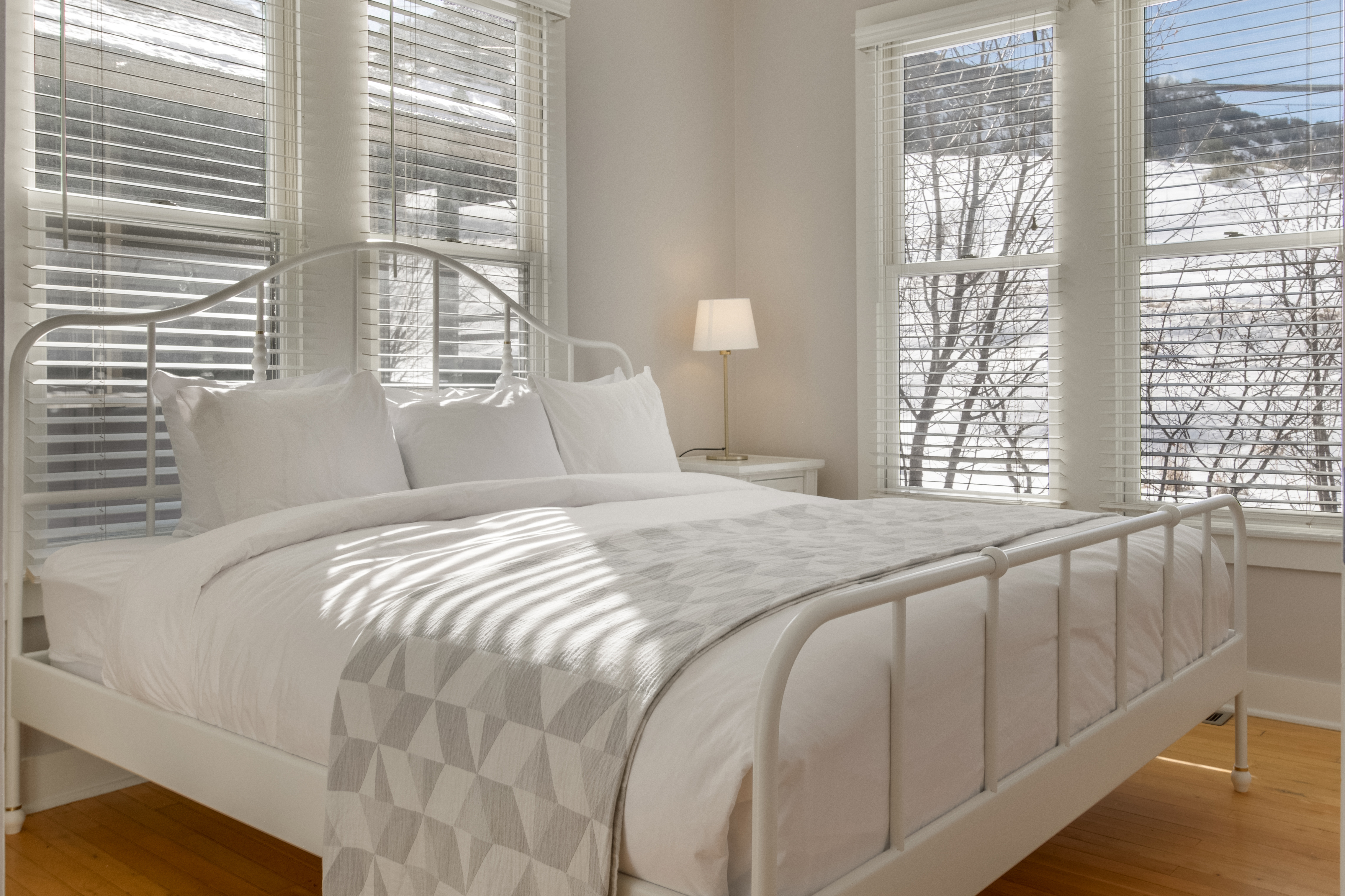 cottage-bedroom-winter