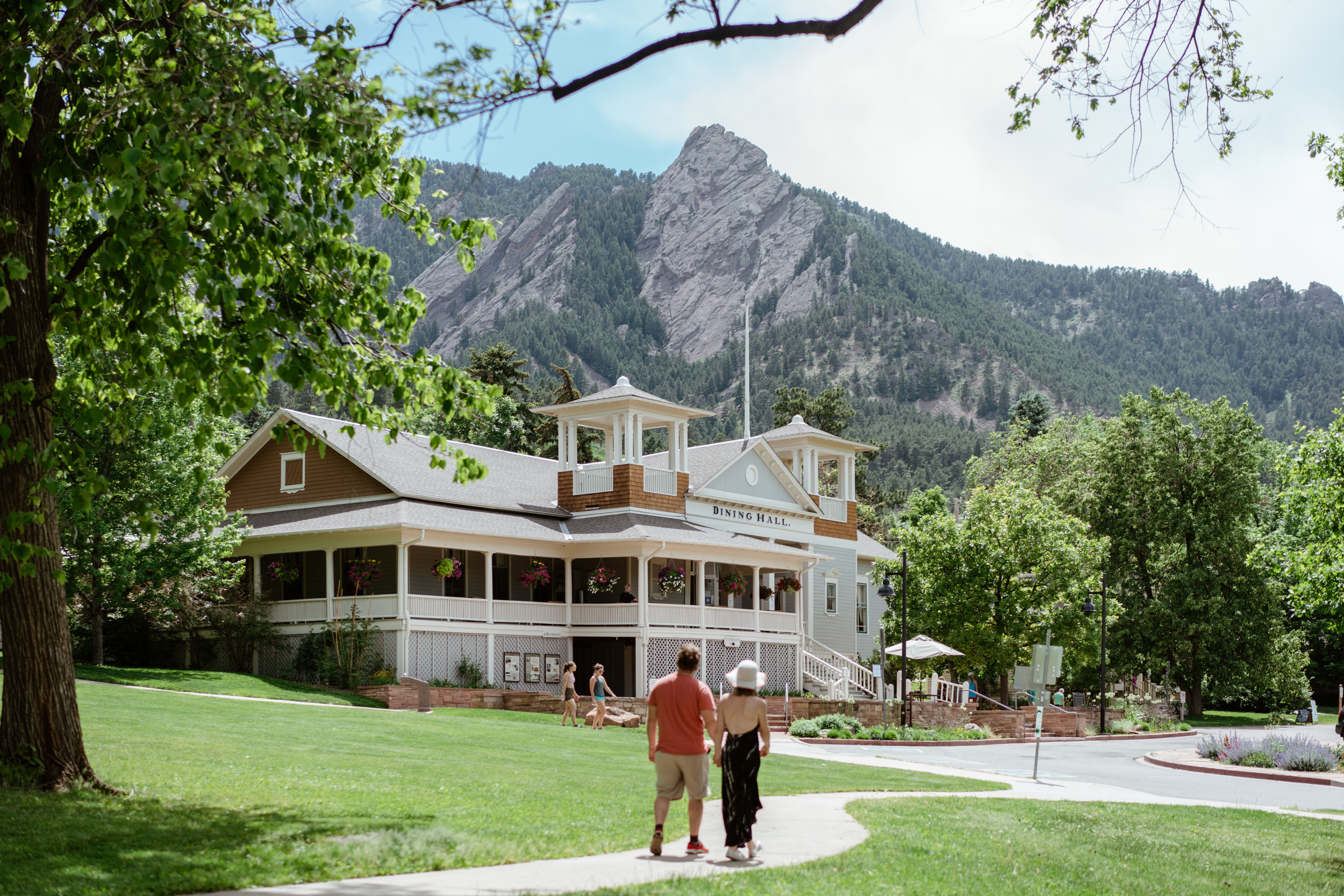 couple-walking-to-dining-hall