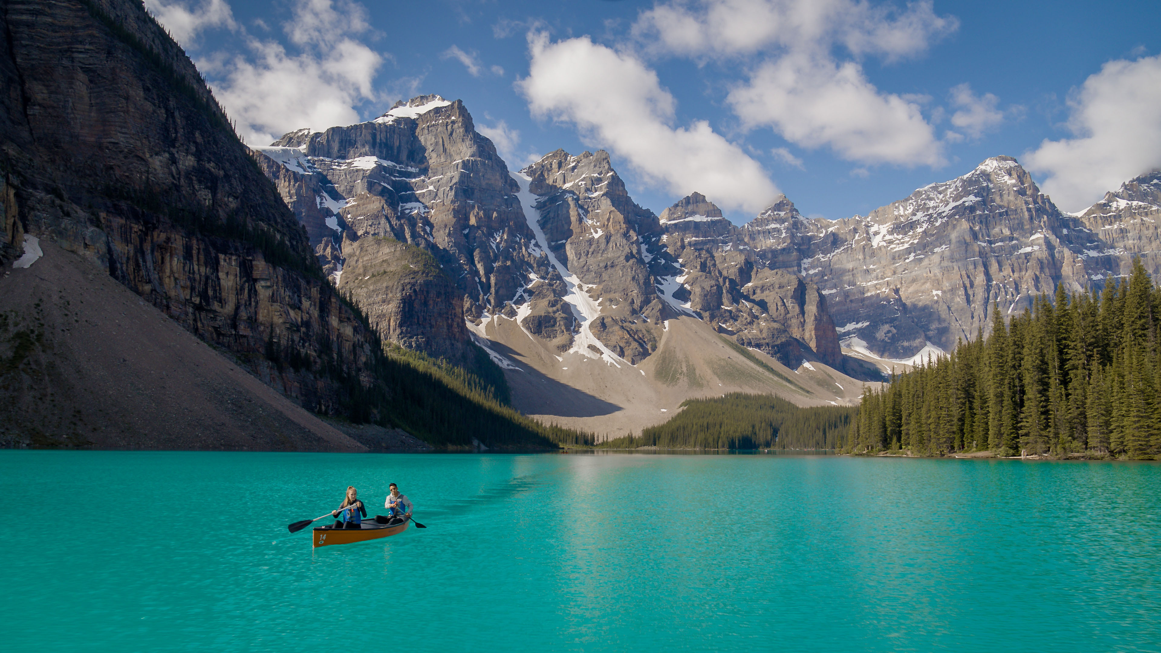 couple-canoeing-on-moraine-lake