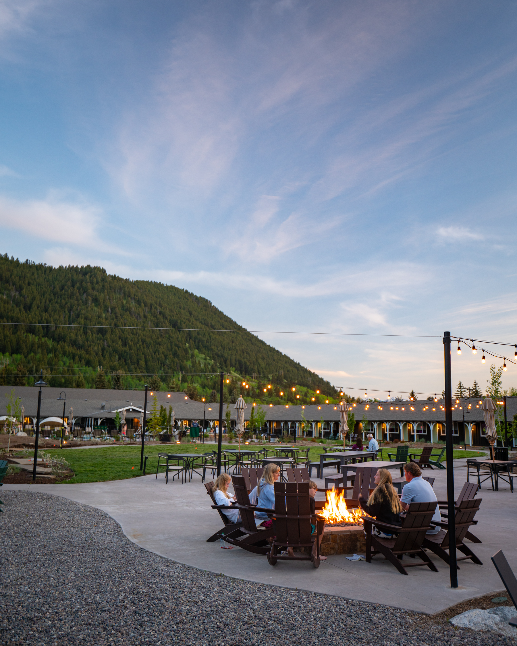 courtyard-firepit25_travisburke_virginian_lodge