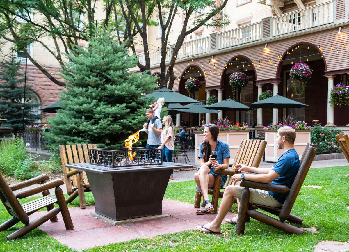 courtyard-fire-pit-at-the-hotel-colorado