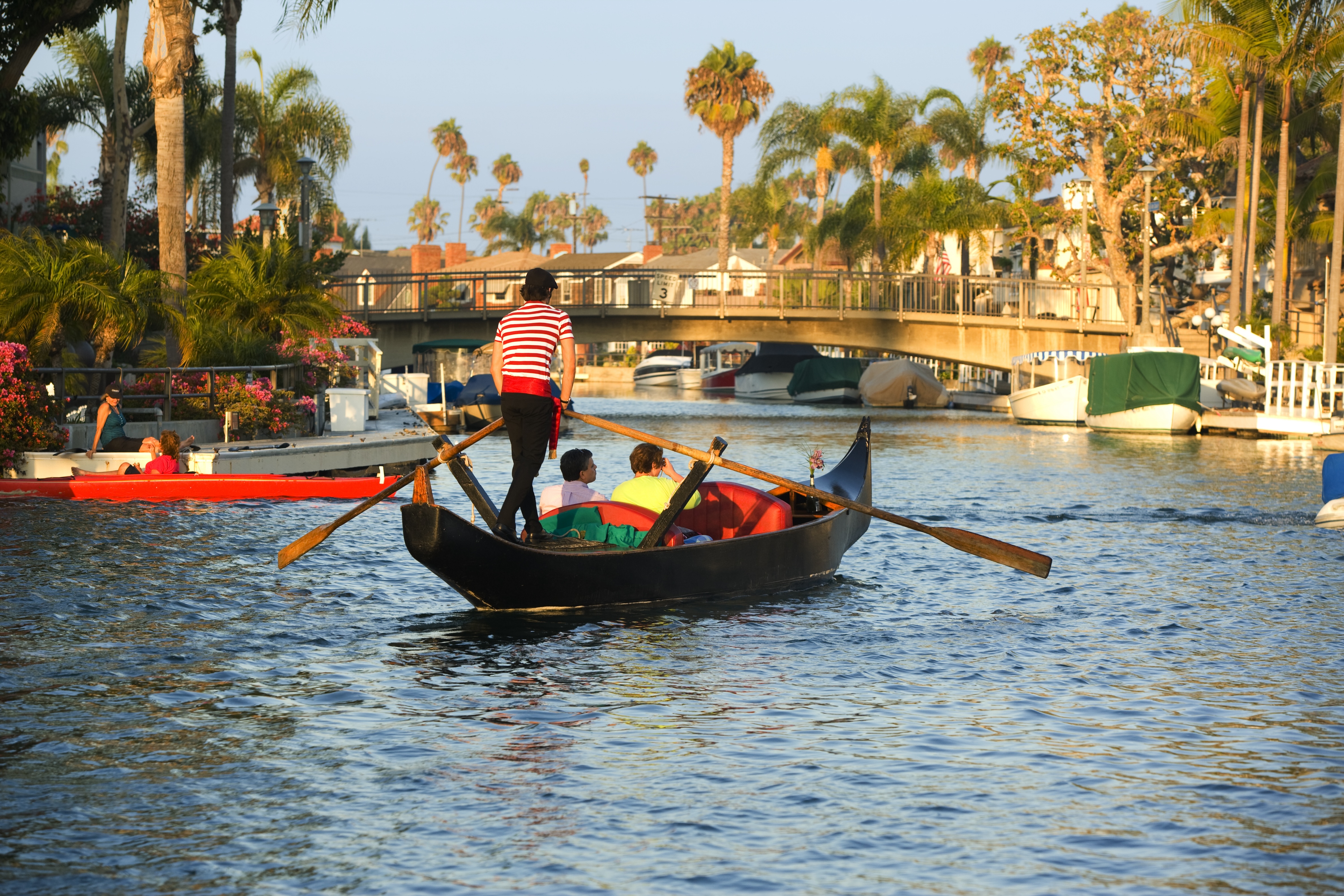 gondola-getaway-in-long-beach-offers-a-romantic-ride-through-naples-island-canals