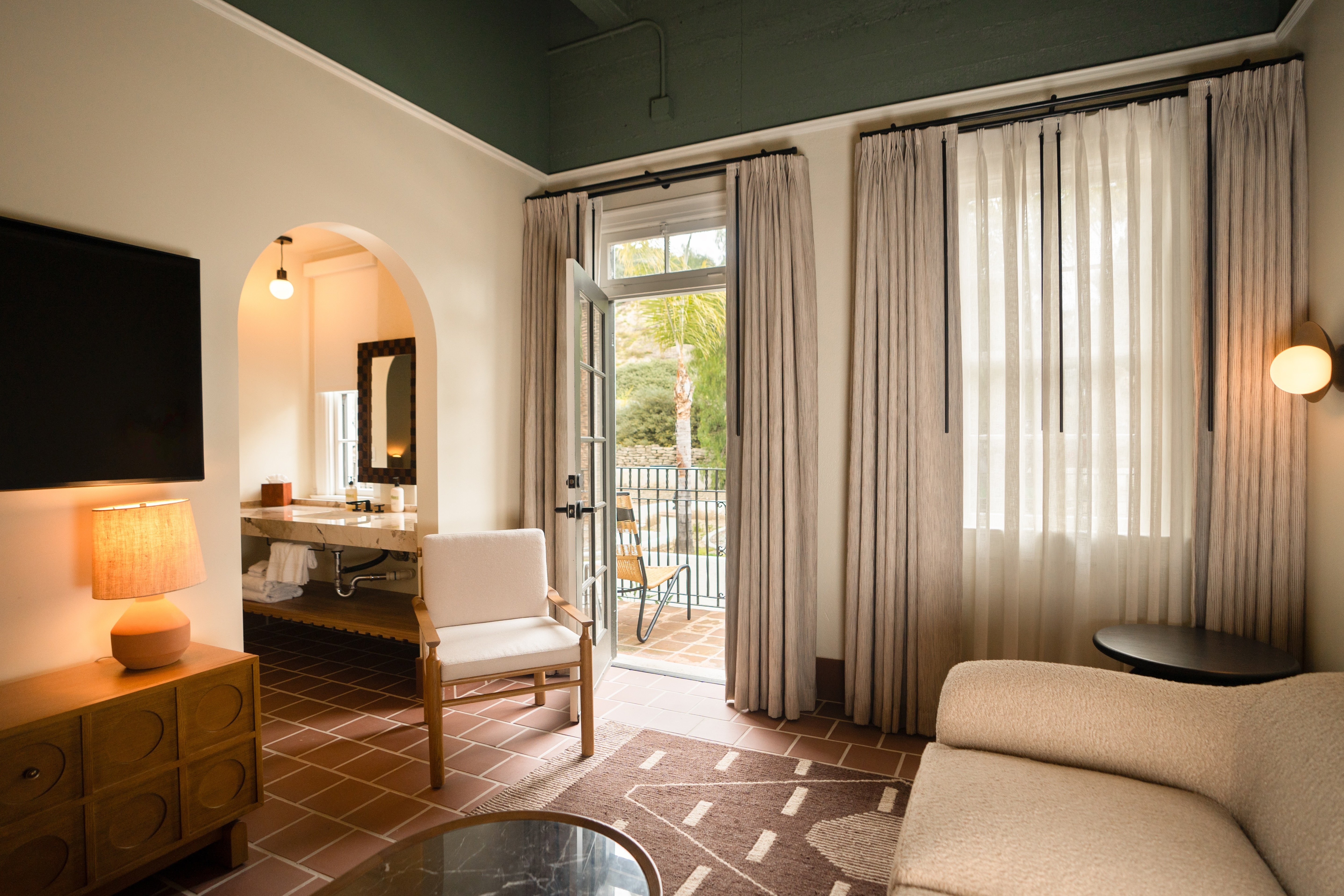 stone-lodge-living-room-with-patio