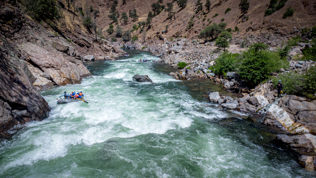 rafters-run-clavey-falls-rapid-on-the-tuolumne