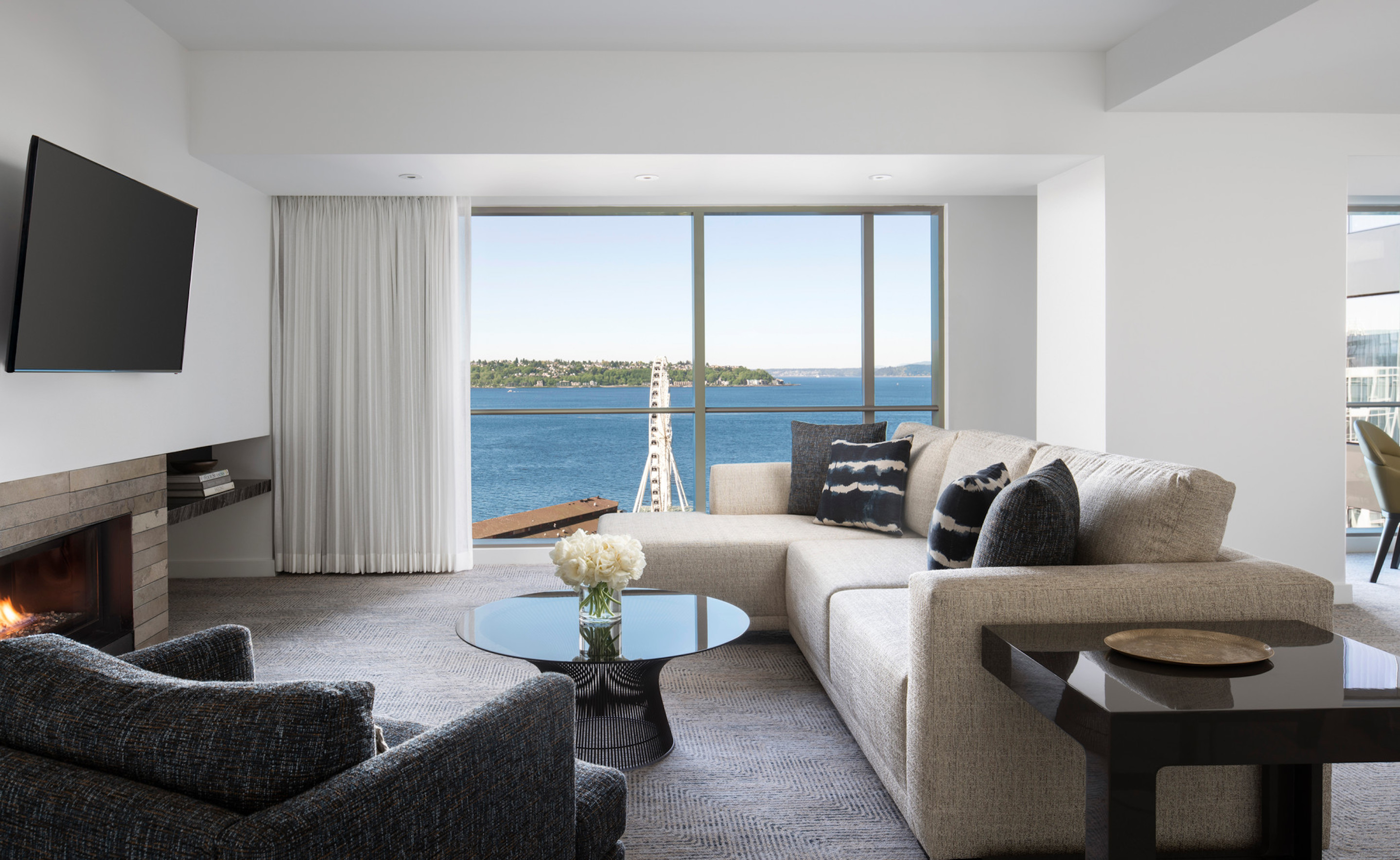 deluxe-elliott-bay-suite-living-room-sew_714